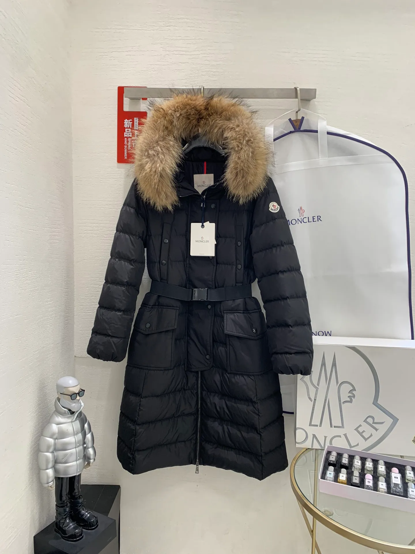 P1160 🔥🔥🔥Moncler women's hot-selling autumn and winter Moncler down jacket hooded long-sleeved waistband fur collar down jacket #1905 is the same style as the star Yang Mi. It is 90 pure white and mostly filled with duck down. As soon as this style came out, it immediately set off a European and Korean style. Internet celebrities from all over the world wore it one after another, and the purchasing agent was once out of stock. The belt style with golden ratio output makes the entire upper body look sweet and cute. The large fur collar serves as a fashion embellishment, making the entire down jacket look more upscale. The hardware is molded and customized, and even the belt must be reproduced 1:1. Three standards are complete, and the counters are synchronized.  Color: black Code number: 1.2.3.4