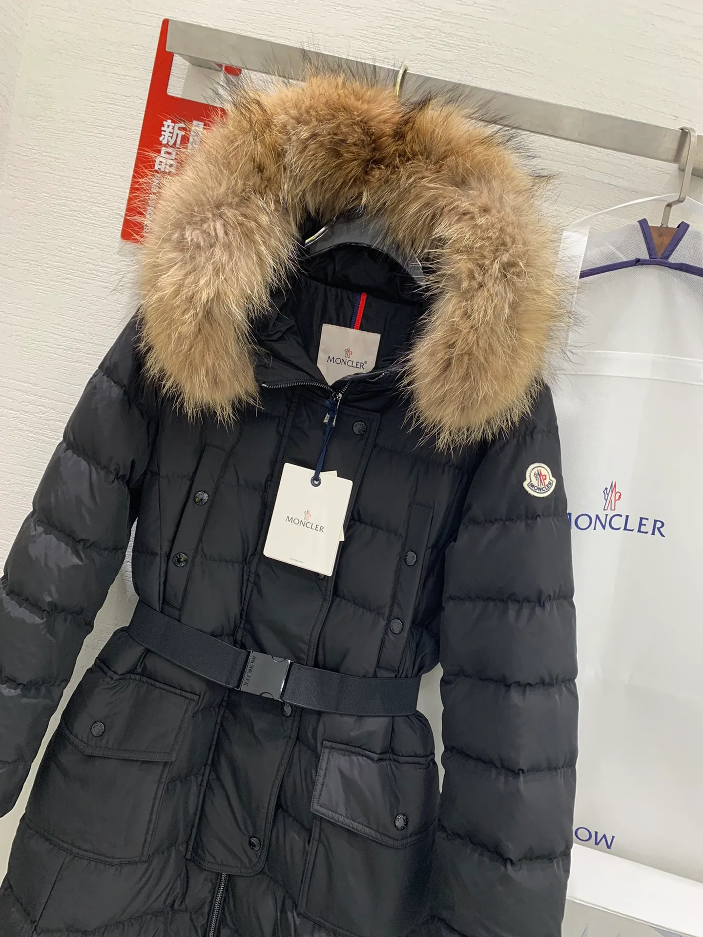 P1160 🔥🔥🔥Moncler women's hot-selling autumn and winter Moncler down jacket hooded long-sleeved waistband fur collar down jacket #1905 is the same style as the star Yang Mi. It is 90 pure white and mostly filled with duck down. As soon as this style came out, it immediately set off a European and Korean style. Internet celebrities from all over the world wore it one after another, and the purchasing agent was once out of stock. The belt style with golden ratio output makes the entire upper body look sweet and cute. The large fur collar serves as a fashion embellishment, making the entire down jacket look more upscale. The hardware is molded and customized, and even the belt must be reproduced 1:1. Three standards are complete, and the counters are synchronized.  Color: black Code number: 1.2.3.4