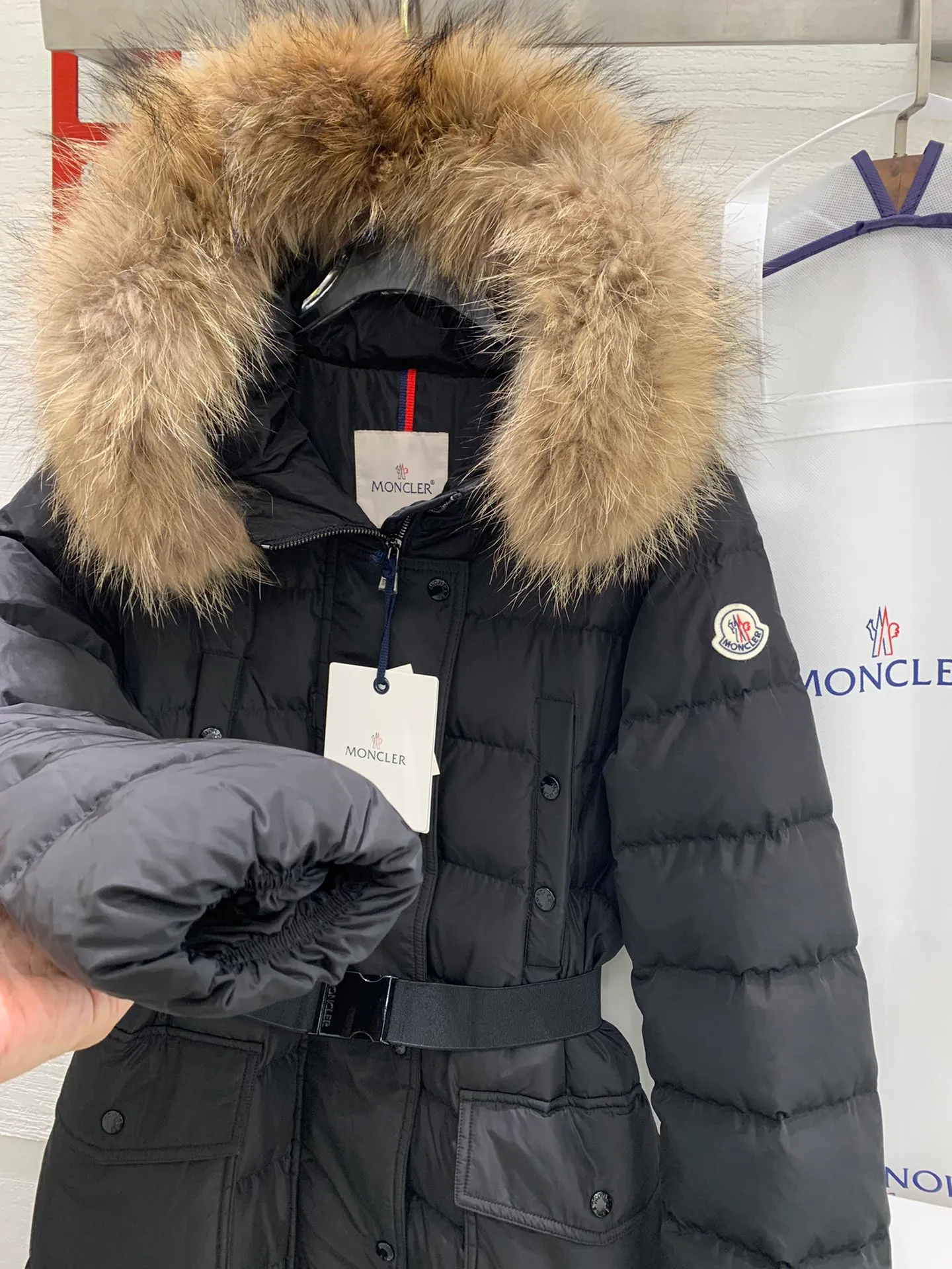 P1160 🔥🔥🔥Moncler women's hot-selling autumn and winter Moncler down jacket hooded long-sleeved waistband fur collar down jacket #1905 is the same style as the star Yang Mi. It is 90 pure white and mostly filled with duck down. As soon as this style came out, it immediately set off a European and Korean style. Internet celebrities from all over the world wore it one after another, and the purchasing agent was once out of stock. The belt style with golden ratio output makes the entire upper body look sweet and cute. The large fur collar serves as a fashion embellishment, making the entire down jacket look more upscale. The hardware is molded and customized, and even the belt must be reproduced 1:1. Three standards are complete, and the counters are synchronized.  Color: black Code number: 1.2.3.4