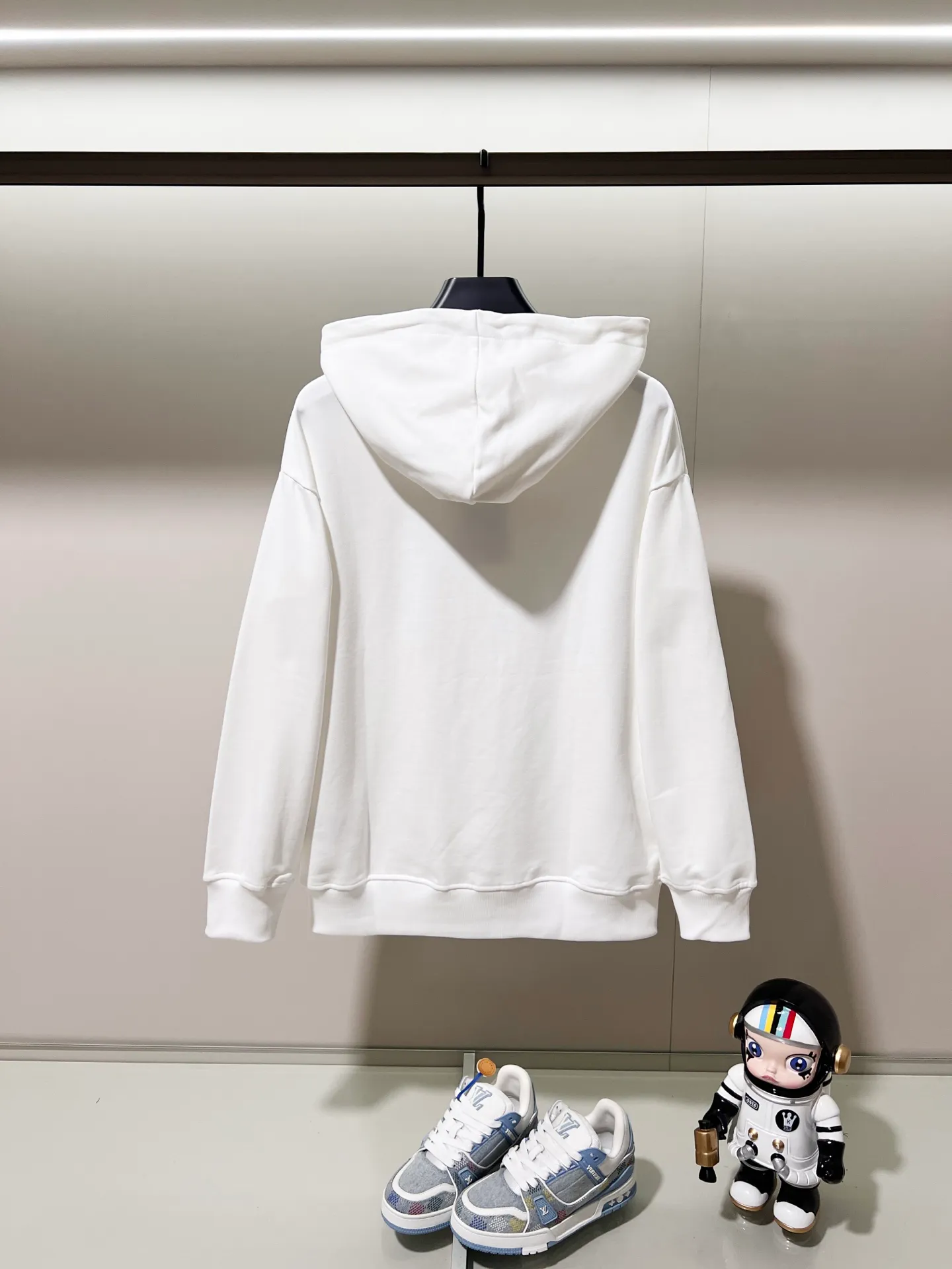 P260 MONCLER/muzzle 420g pure cotton hooded sweatshirt Arranged embroidery 🪡 Chest letter LOGO brand seal logo Official synchronization High version High quality Fashion personality Versatile trend Pure original quality Original fabric Hang tag Collar label Washed wheat Complete three labels Color: Black. White. Size: XS-L