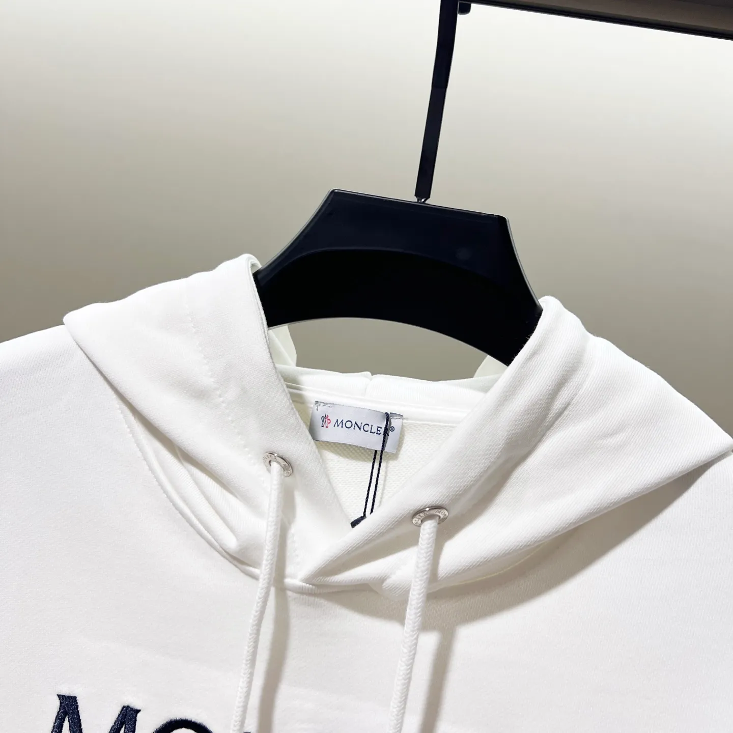 P260 MONCLER/muzzle 420g pure cotton hooded sweatshirt Arranged embroidery 🪡 Chest letter LOGO brand seal logo Official synchronization High version High quality Fashion personality Versatile trend Pure original quality Original fabric Hang tag Collar label Washed wheat Complete three labels Color: Black. White. Size: XS-L
