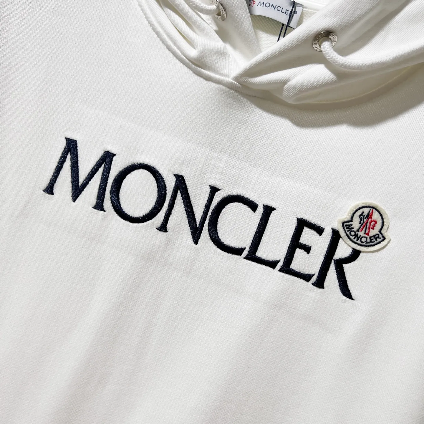 P260 MONCLER/muzzle 420g pure cotton hooded sweatshirt Arranged embroidery 🪡 Chest letter LOGO brand seal logo Official synchronization High version High quality Fashion personality Versatile trend Pure original quality Original fabric Hang tag Collar label Washed wheat Complete three labels Color: Black. White. Size: XS-L