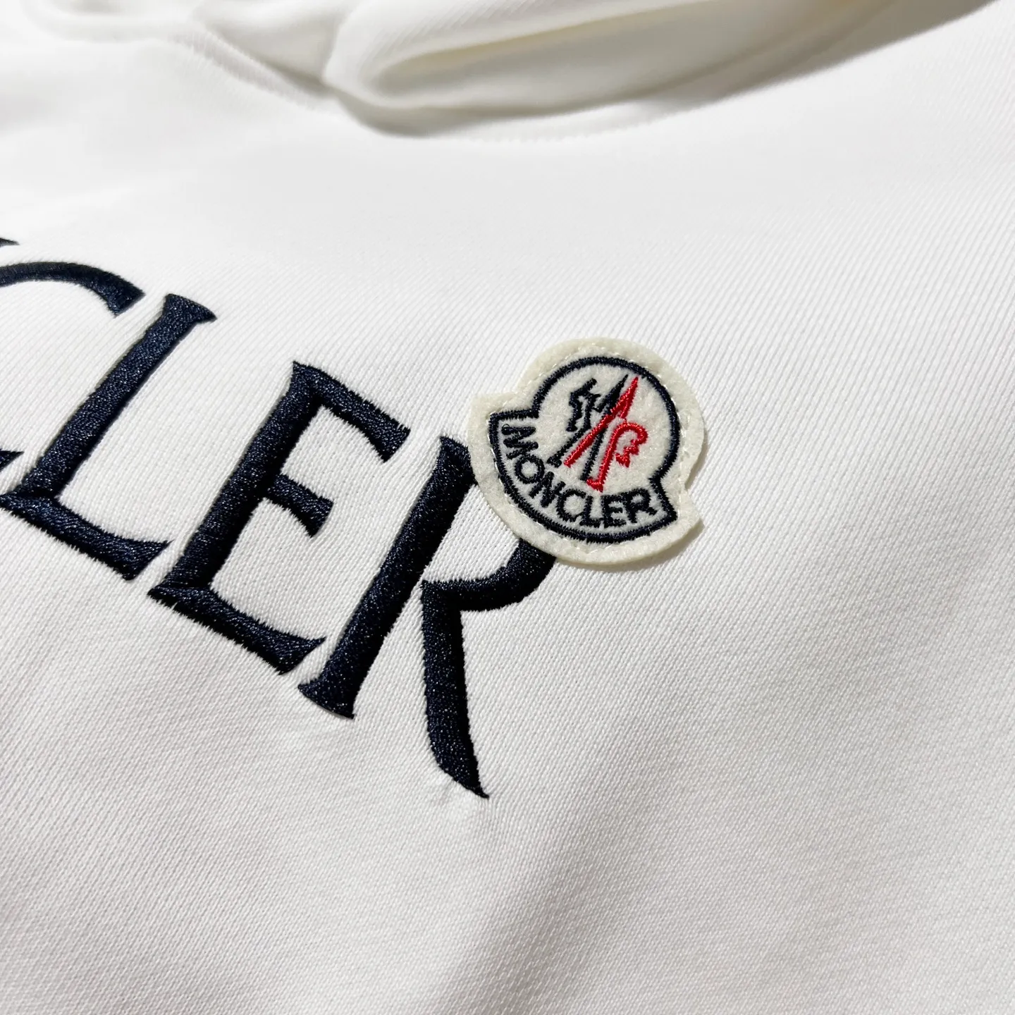 P260 MONCLER/muzzle 420g pure cotton hooded sweatshirt Arranged embroidery 🪡 Chest letter LOGO brand seal logo Official synchronization High version High quality Fashion personality Versatile trend Pure original quality Original fabric Hang tag Collar label Washed wheat Complete three labels Color: Black. White. Size: XS-L