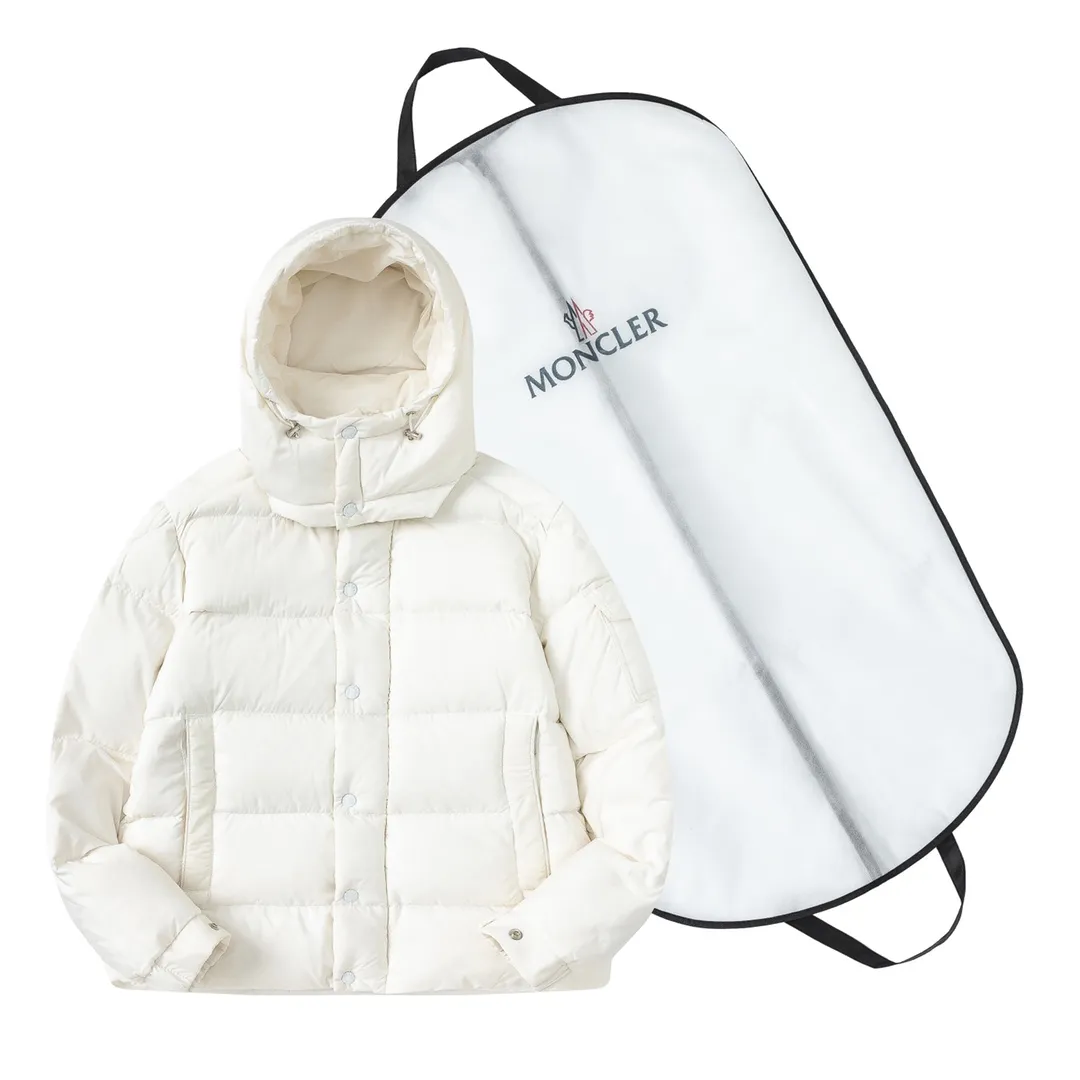 P860 (with dust bag) MONCLER/Mongolian autumn and winter new Maya matte short down jacket. This vezere short down jacket is a basic warm item that highlights the style of Moner. The vezere down jacket is made of longue saison fabric, which is both lightweight and warm. This short down jacket features a hood that can be easily removed depending on the weather. The jacket silhouette and sleeve patch pockets pay homage to the iconic Moner Maya down jacket. · Made of longue saison fabric · Lon lé ger brillant lining with 90% goose down filling Detachable and adjustable hood with zipper and snap button closure Zippered pockets Sleeves with patch pockets · Adjustable cuffs · Drawstring hem Color: Black/White Sizes: 1/2/3/4/5