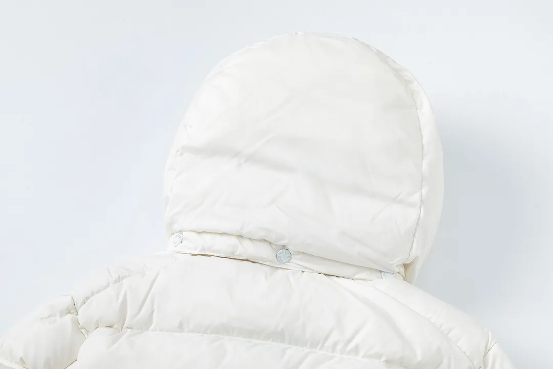 P860 (with dust bag) MONCLER/Mongolian autumn and winter new Maya matte short down jacket. This vezere short down jacket is a basic warm item that highlights the style of Moner. The vezere down jacket is made of longue saison fabric, which is both lightweight and warm. This short down jacket features a hood that can be easily removed depending on the weather. The jacket silhouette and sleeve patch pockets pay homage to the iconic Moner Maya down jacket. · Made of longue saison fabric · Lon lé ger brillant lining with 90% goose down filling Detachable and adjustable hood with zipper and snap button closure Zippered pockets Sleeves with patch pockets · Adjustable cuffs · Drawstring hem Color: Black/White Sizes: 1/2/3/4/5