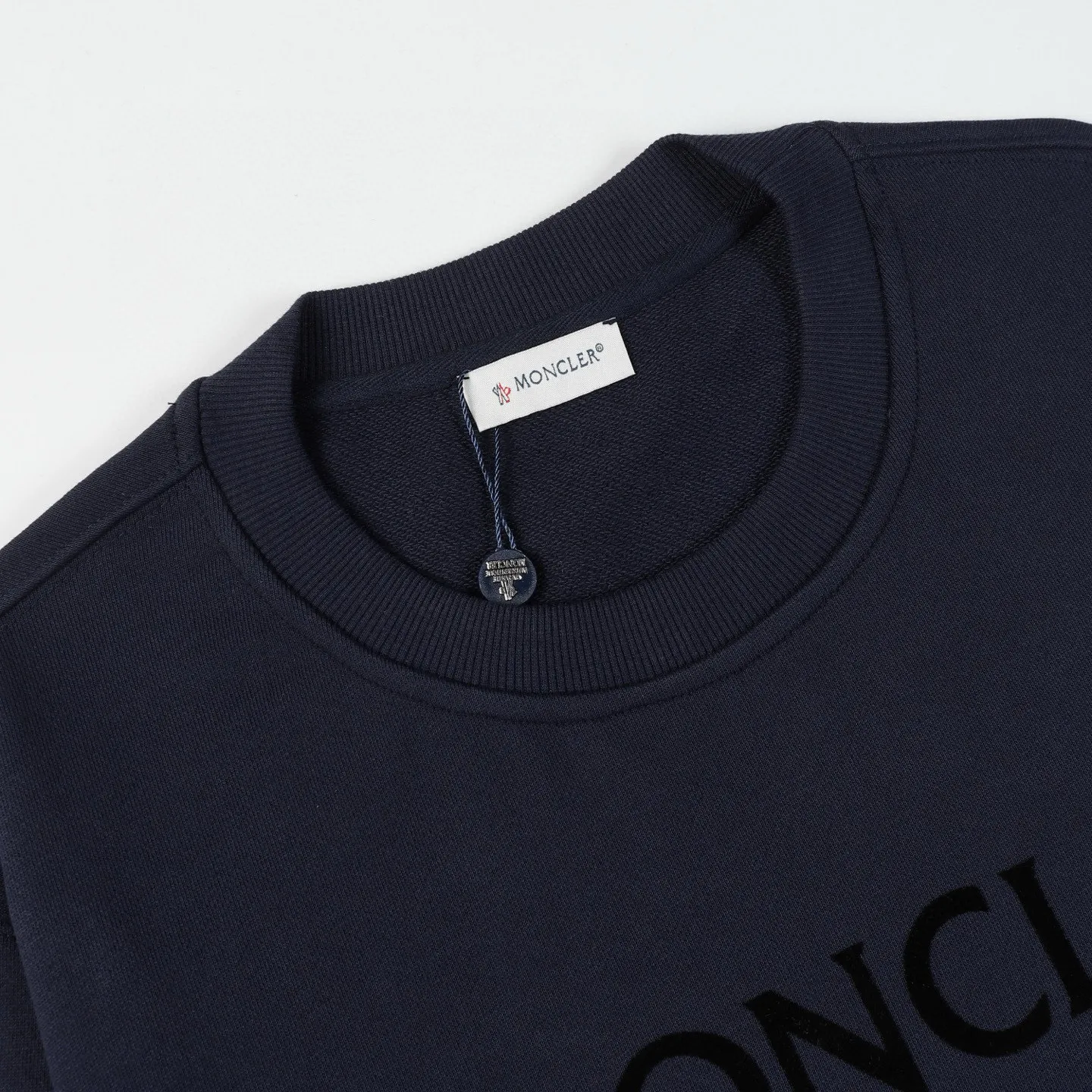 P210 Style number: 852 〈MONCLER〉 Mongolian flocked printed round neck sweatshirt. The price of Mongolian sweatshirt is actually quite advantageous. Anyone who has been to the counter should know that the price of Mongolian sweatshirt is not much cheaper than Gucci Burberry. It is just relatively low-key and unwilling to hype. It is a picture that you want to buy or not. The aloof existence... ✅460g 100% pure cotton wool fabric OS version is too large ✅Matched with the original high weight double yarn thread ✅Correct three-needle and five-thread craftsmanship Chain edge Color: Black White Royal Blue Size S M L