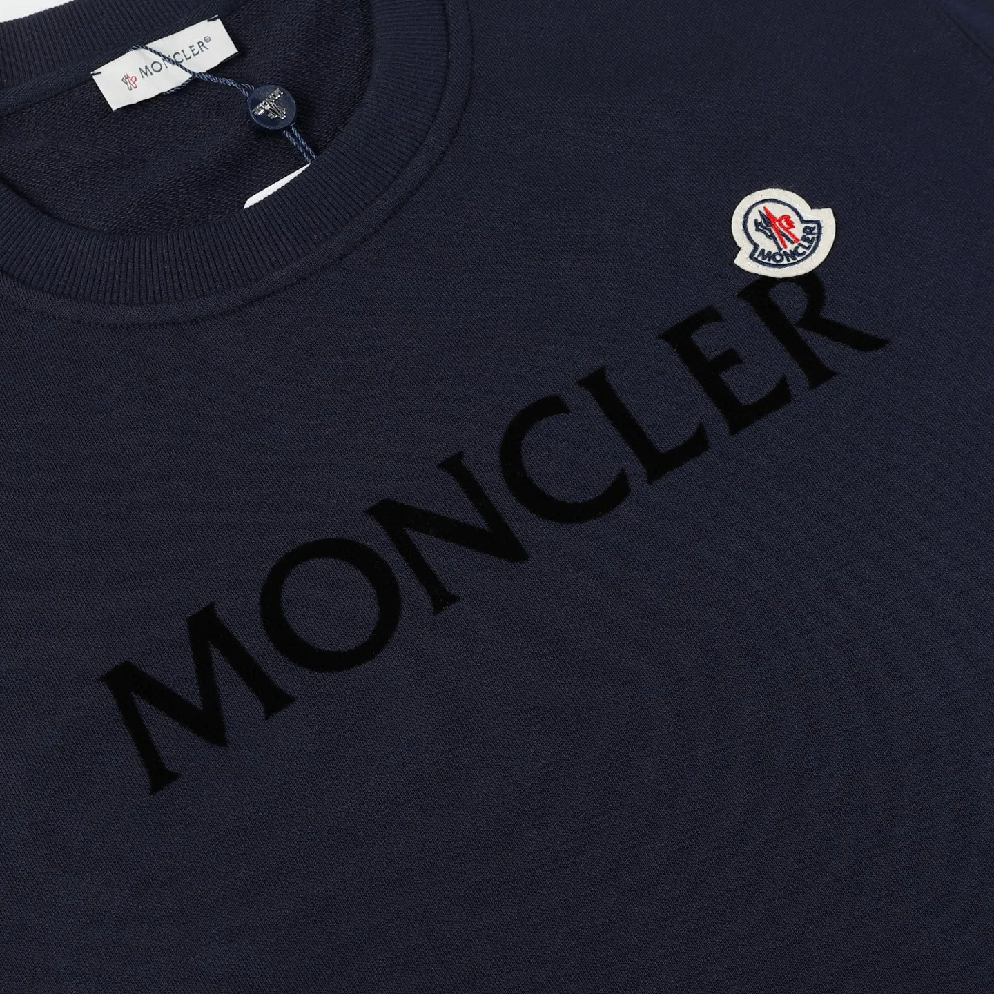 P210 Style number: 852 〈MONCLER〉 Mongolian flocked printed round neck sweatshirt. The price of Mongolian sweatshirt is actually quite advantageous. Anyone who has been to the counter should know that the price of Mongolian sweatshirt is not much cheaper than Gucci Burberry. It is just relatively low-key and unwilling to hype. It is a picture that you want to buy or not. The aloof existence... ✅460g 100% pure cotton wool fabric OS version is too large ✅Matched with the original high weight double yarn thread ✅Correct three-needle and five-thread craftsmanship Chain edge Color: Black White Royal Blue Size S M L