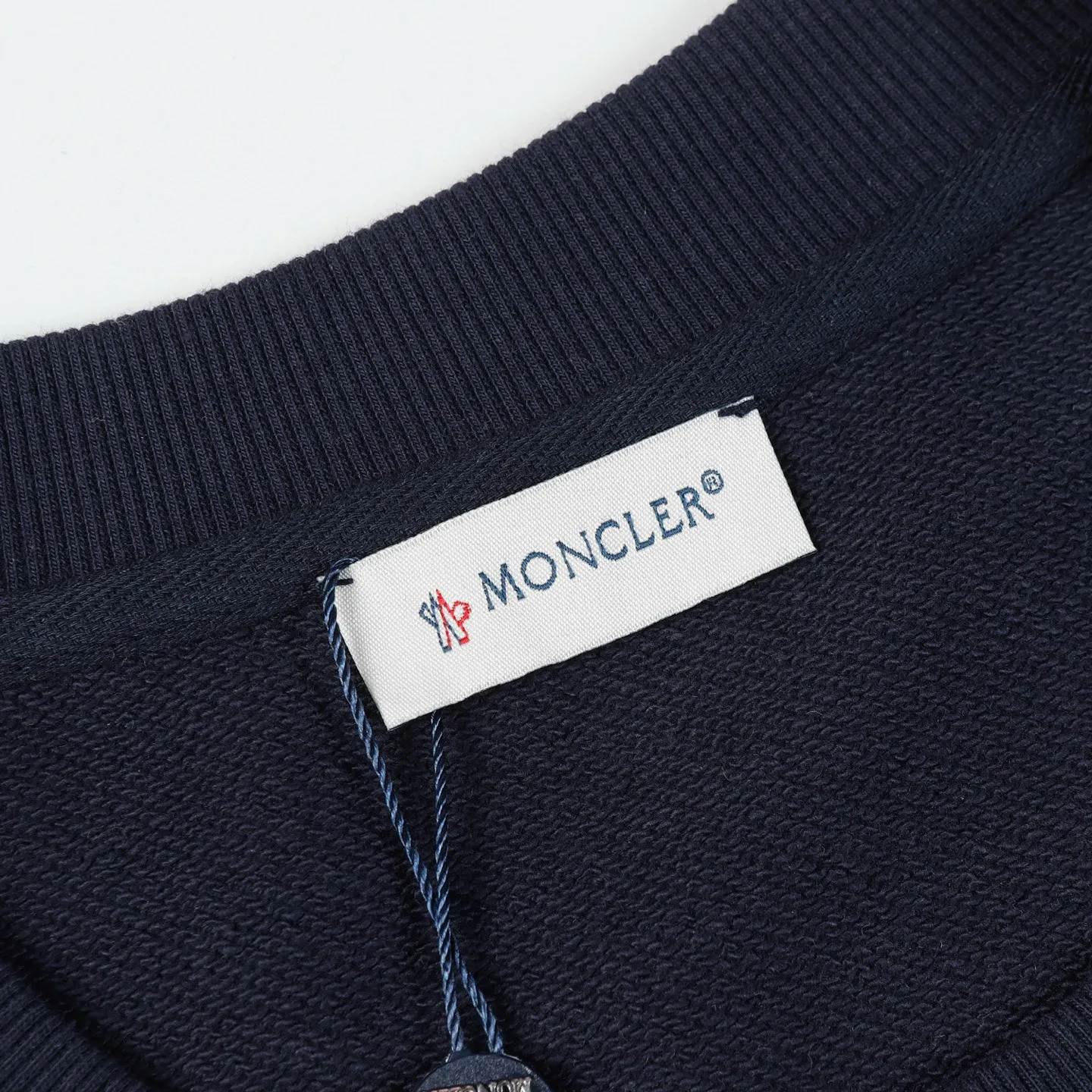 P210 Style number: 852 〈MONCLER〉 Mongolian flocked printed round neck sweatshirt. The price of Mongolian sweatshirt is actually quite advantageous. Anyone who has been to the counter should know that the price of Mongolian sweatshirt is not much cheaper than Gucci Burberry. It is just relatively low-key and unwilling to hype. It is a picture that you want to buy or not. The aloof existence... ✅460g 100% pure cotton wool fabric OS version is too large ✅Matched with the original high weight double yarn thread ✅Correct three-needle and five-thread craftsmanship Chain edge Color: Black White Royal Blue Size S M L