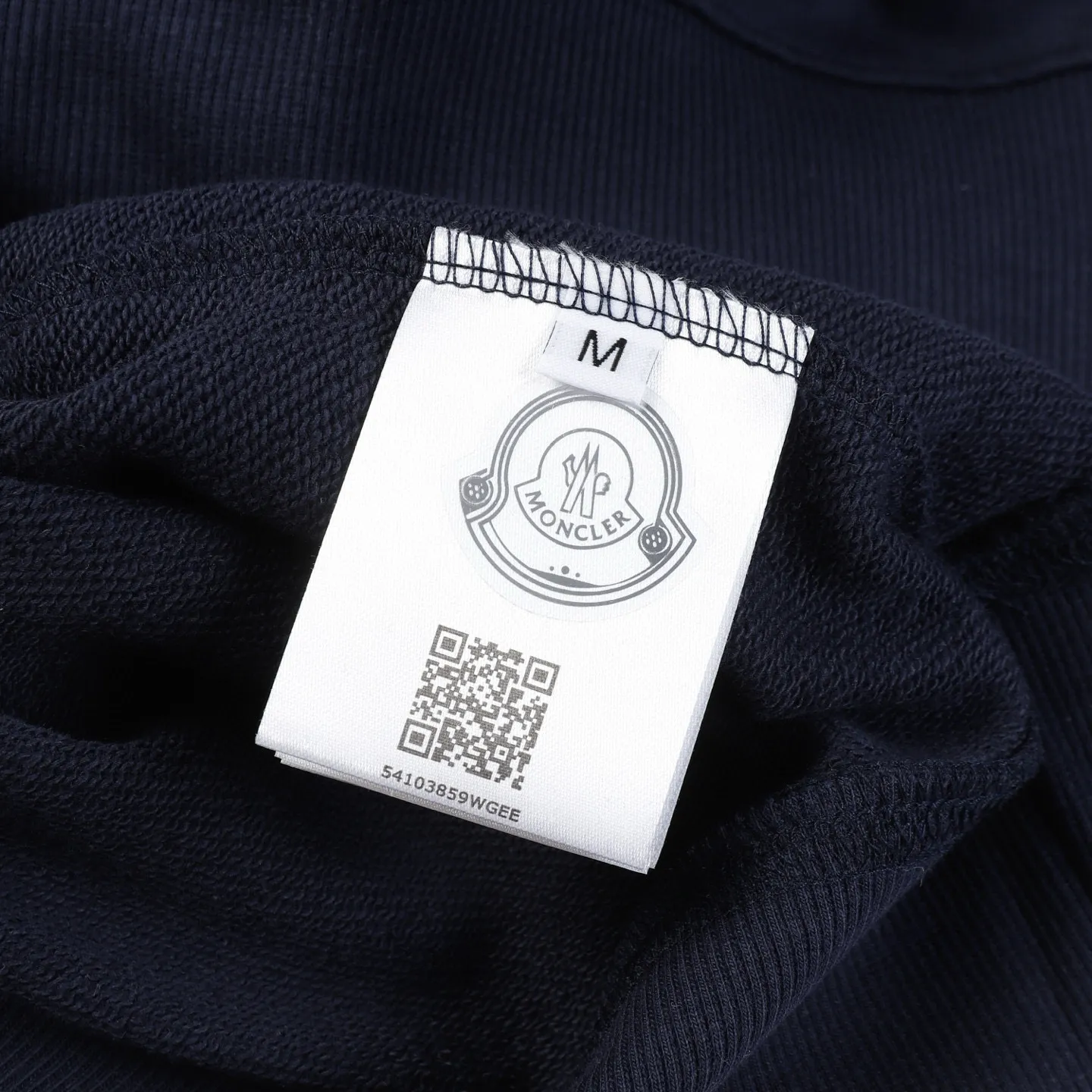 P210 Style number: 852 〈MONCLER〉 Mongolian flocked printed round neck sweatshirt. The price of Mongolian sweatshirt is actually quite advantageous. Anyone who has been to the counter should know that the price of Mongolian sweatshirt is not much cheaper than Gucci Burberry. It is just relatively low-key and unwilling to hype. It is a picture that you want to buy or not. The aloof existence... ✅460g 100% pure cotton wool fabric OS version is too large ✅Matched with the original high weight double yarn thread ✅Correct three-needle and five-thread craftsmanship Chain edge Color: Black White Royal Blue Size S M L