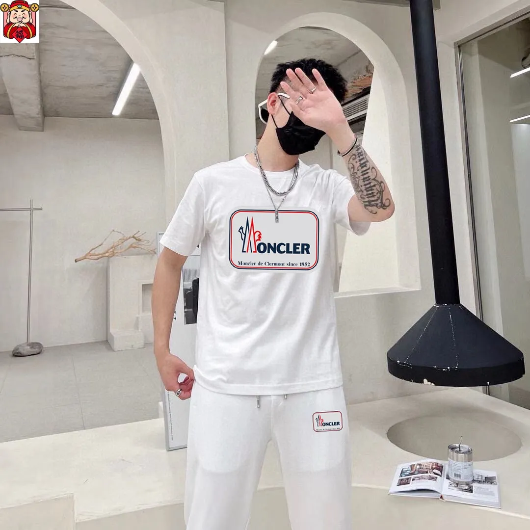 P330 [MONCLER Mouth Mouth] (Fat Man's Gospel) The same style as the 2025 official website. World-renowned luxury brand. Summer men's (double mercerized) high-quality 🐂 suit. It is made of imported original single fabrics. It is a fashion trend of the season and a versatile hit. Simple and elegant, precise workmanship allows you to be at the top of fashion. Size: M-5XL (can be worn up to 220 pounds)