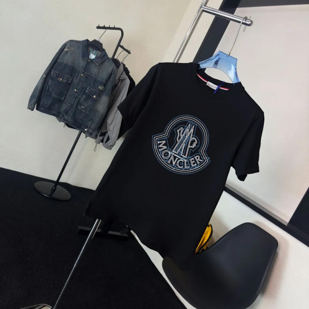 P140 💰Upgraded version "Mobile phone smart sensor ~ NFC chip armband ~ direct access to the official website for anti-counterfeiting" "Moncler ~ Mouth Mouth" 2025 new high-quality round neck short-sleeved T-shirt. The cuffs have imported embroidered labels. Customized dyeing, very comfortable to touch. Super versatile and good-looking short-sleeved. Complete with three labels. Non-market ordinary version. Feel free to compare. Quality is absolutely guaranteed! ‼ First of all, this original fabric is all custom-woven with 32-count double yarn fabric, 250G, and the weight is the same‼ Fine workmanship, double waistcoat method, double waistcoat method, double waistcoat method makes the whole dress more three-dimensional, which is not a craft that ordinary T-shirts can achieve🤪 Size: S-M-L-XL-2XL Color: black, white, apricot, same style for men and women