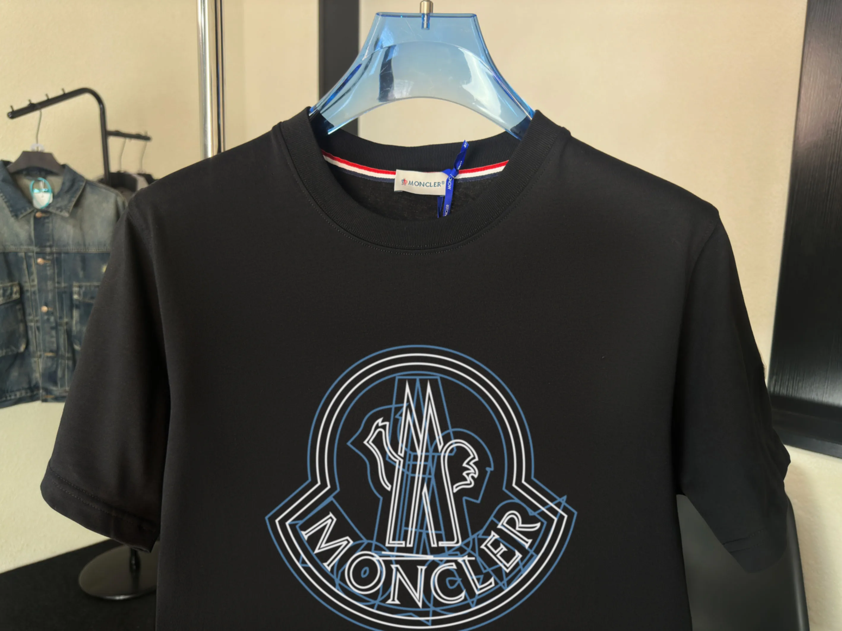P140 💰Upgraded version "Mobile phone smart sensor ~ NFC chip armband ~ direct access to the official website for anti-counterfeiting" "Moncler ~ Mouth Mouth" 2025 new high-quality round neck short-sleeved T-shirt. The cuffs have imported embroidered labels. Customized dyeing, very comfortable to touch. Super versatile and good-looking short-sleeved. Complete with three labels. Non-market ordinary version. Feel free to compare. Quality is absolutely guaranteed! ‼ First of all, this original fabric is all custom-woven with 32-count double yarn fabric, 250G, and the weight is the same‼ Fine workmanship, double waistcoat method, double waistcoat method, double waistcoat method makes the whole dress more three-dimensional, which is not a craft that ordinary T-shirts can achieve🤪 Size: S-M-L-XL-2XL Color: black, white, apricot, same style for men and women
