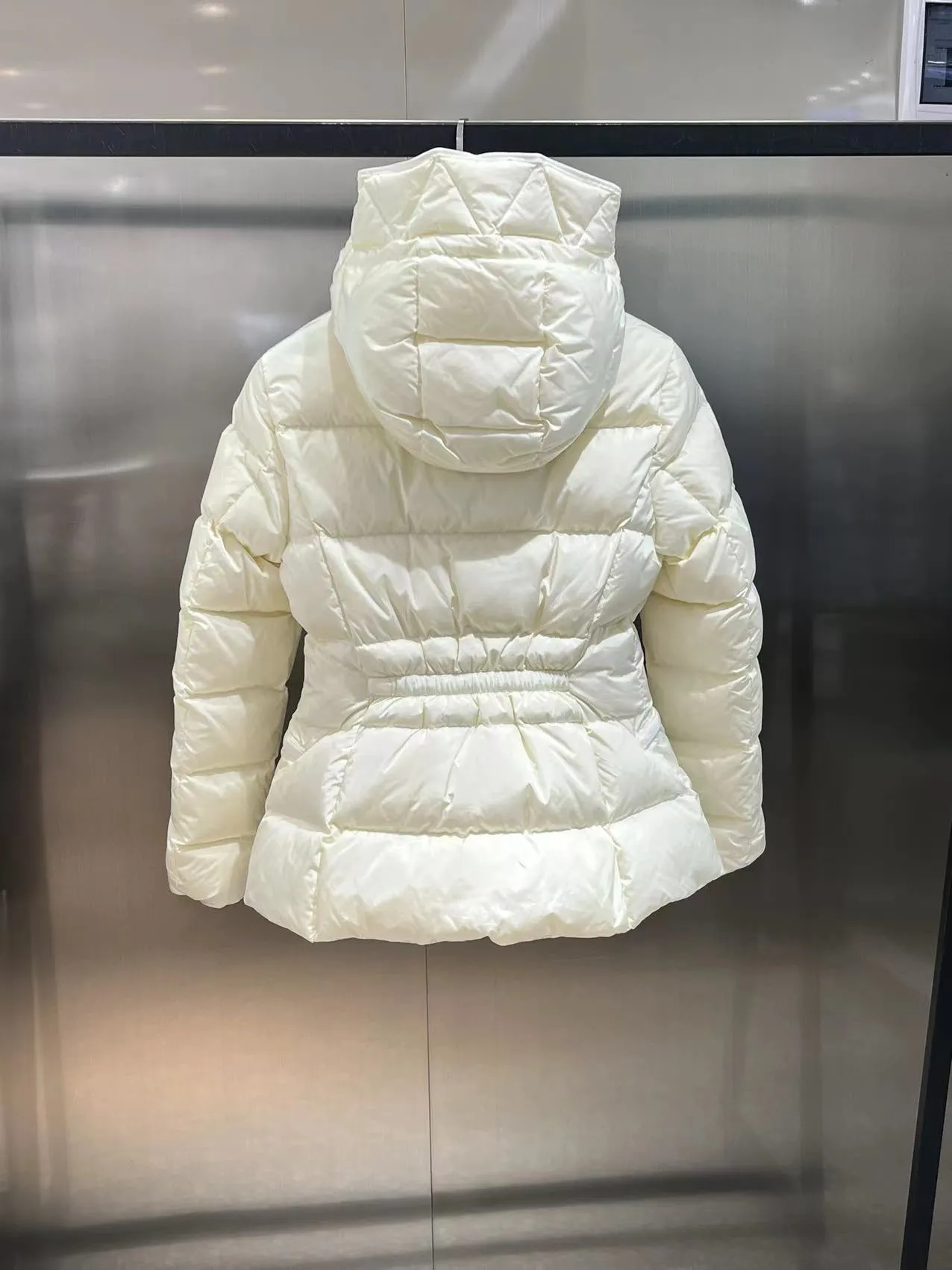 P820 ​​Moncler 2023🆕Short zippered hooded micro-label long-sleeved down jacket, matte fabric, waisted short style to make you look slimmer Color: black, white Size: 1234