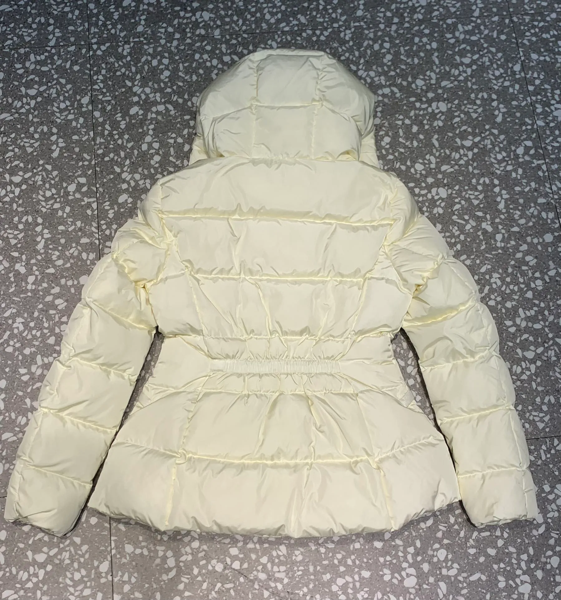 P820 ​​Moncler 2023🆕Short zippered hooded micro-label long-sleeved down jacket, matte fabric, waisted short style to make you look slimmer Color: black, white Size: 1234