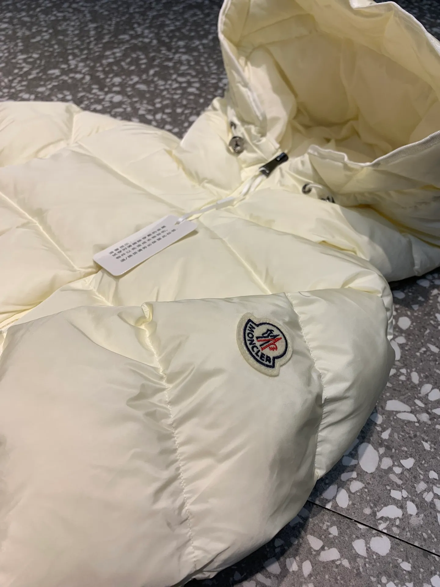 P820 ​​Moncler 2023🆕Short zippered hooded micro-label long-sleeved down jacket, matte fabric, waisted short style to make you look slimmer Color: black, white Size: 1234