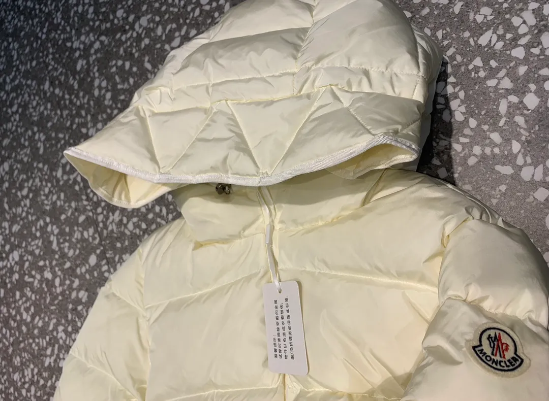 P820 ​​Moncler 2023🆕Short zippered hooded micro-label long-sleeved down jacket, matte fabric, waisted short style to make you look slimmer Color: black, white Size: 1234