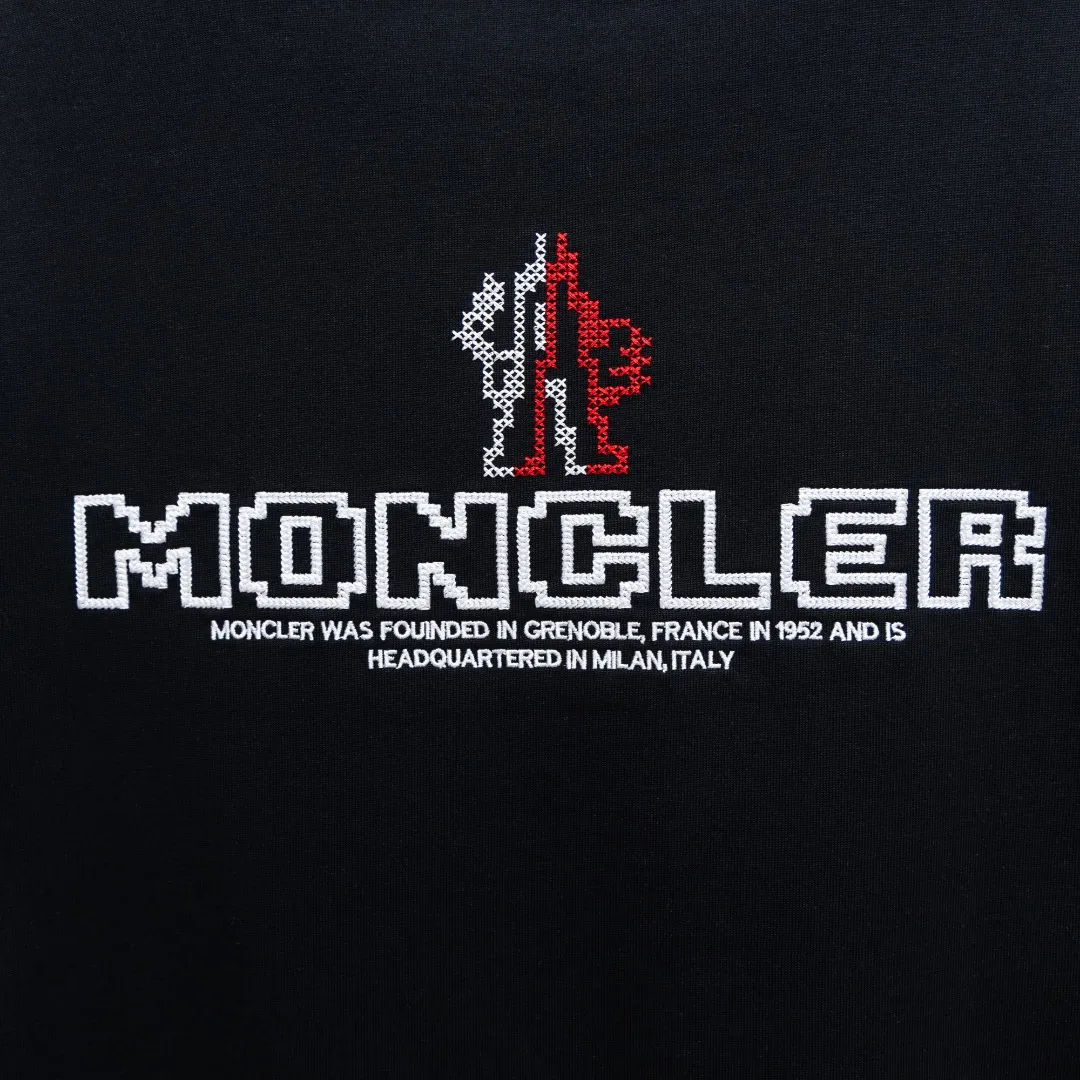 P200 Moncler2025 new early spring new men's and women's 👫 short-sleeved T-shirt, on sale at the counter at the same time! Customized exclusive 340-gram pure cotton fabric, customized original craft threads, and heavy-duty letter logo craft design on the chest! Simple and elegant, easy to match and versatile, extremely high-grade, perfectly integrated into fashion and style, it is a top-notch fashionable style that is perfect for outer wear! The whole thing gives people a natural feeling! The ultimate classic versatile short-sleeved T-shirt, designed with the latest three-dimensional letter logo graphic elements! The ultimate heavy work, the ultimate perfection! Fans who pursue high quality should rush to buy it by themselves, and we sincerely invite all fans who know the goods to appreciate this model together! ! Color: Black White Size: S-XXL