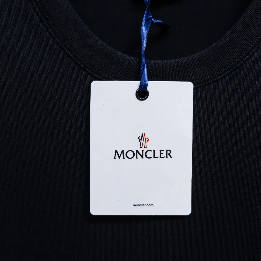 P200 Moncler2025 new early spring new men's and women's 👫 short-sleeved T-shirt, on sale at the counter at the same time! Customized exclusive 340-gram pure cotton fabric, customized original craft threads, and heavy-duty letter logo craft design on the chest! Simple and elegant, easy to match and versatile, extremely high-grade, perfectly integrated into fashion and style, it is a top-notch fashionable style that is perfect for outer wear! The whole thing gives people a natural feeling! The ultimate classic versatile short-sleeved T-shirt, designed with the latest three-dimensional letter logo graphic elements! The ultimate heavy work, the ultimate perfection! Fans who pursue high quality should rush to buy it by themselves, and we sincerely invite all fans who know the goods to appreciate this model together! ! Color: Black White Size: S-XXL