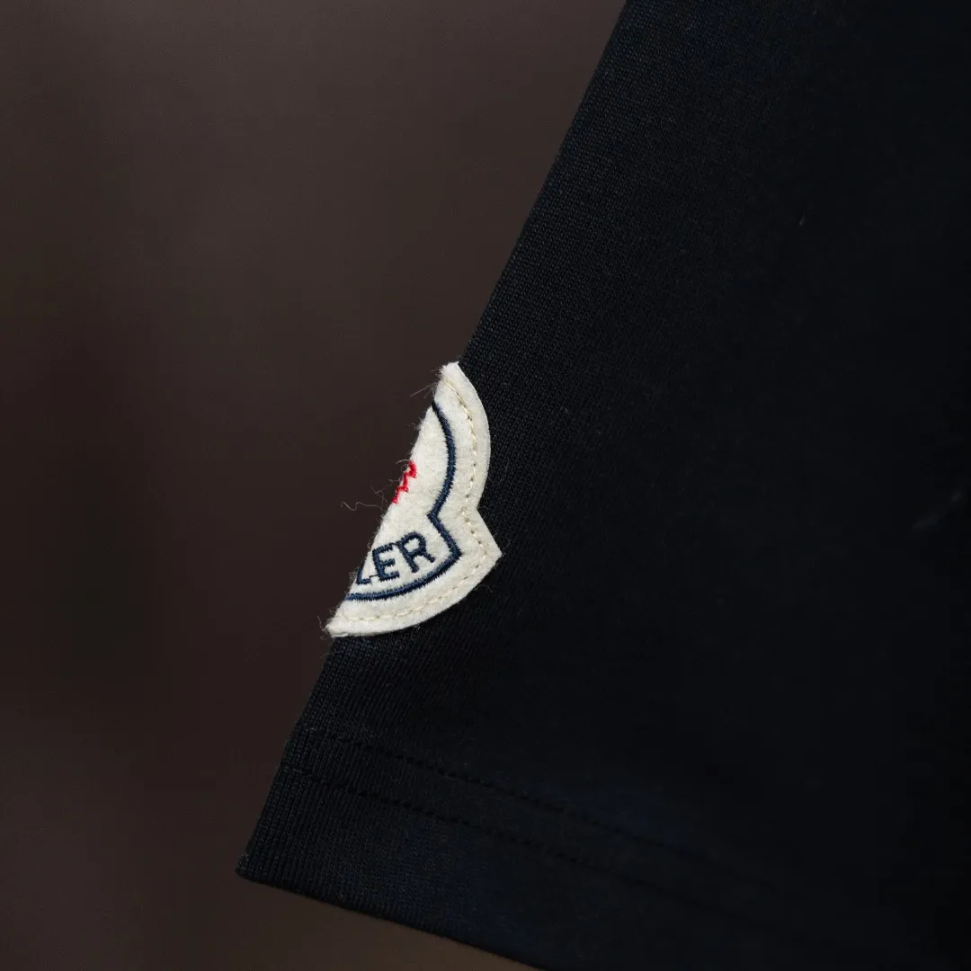P200 Moncler2025 new early spring new men's and women's 👫 short-sleeved T-shirt, on sale at the counter at the same time! Customized exclusive 340-gram pure cotton fabric, customized original craft threads, and heavy-duty letter logo craft design on the chest! Simple and elegant, easy to match and versatile, extremely high-grade, perfectly integrated into fashion and style, it is a top-notch fashionable style that is perfect for outer wear! The whole thing gives people a natural feeling! The ultimate classic versatile short-sleeved T-shirt, designed with the latest three-dimensional letter logo graphic elements! The ultimate heavy work, the ultimate perfection! Fans who pursue high quality should rush to buy it by themselves, and we sincerely invite all fans who know the goods to appreciate this model together! ! Color: Black White Size: S-XXL