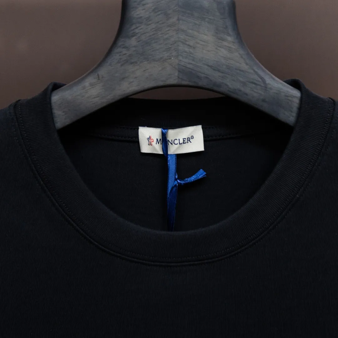P200 Moncler2025 new early spring new men's and women's 👫 short-sleeved T-shirt, on sale at the counter at the same time! Customized exclusive 340-gram pure cotton fabric, customized original craft threads, and heavy-duty letter logo craft design on the chest! Simple and elegant, easy to match and versatile, extremely high-grade, perfectly integrated into fashion and style, it is a top-notch fashionable style that is perfect for outer wear! The whole thing gives people a natural feeling! The ultimate classic versatile short-sleeved T-shirt, designed with the latest three-dimensional letter logo graphic elements! The ultimate heavy work, the ultimate perfection! Fans who pursue high quality should rush to buy it by themselves, and we sincerely invite all fans who know the goods to appreciate this model together! ! Color: Black White Size: S-XXL