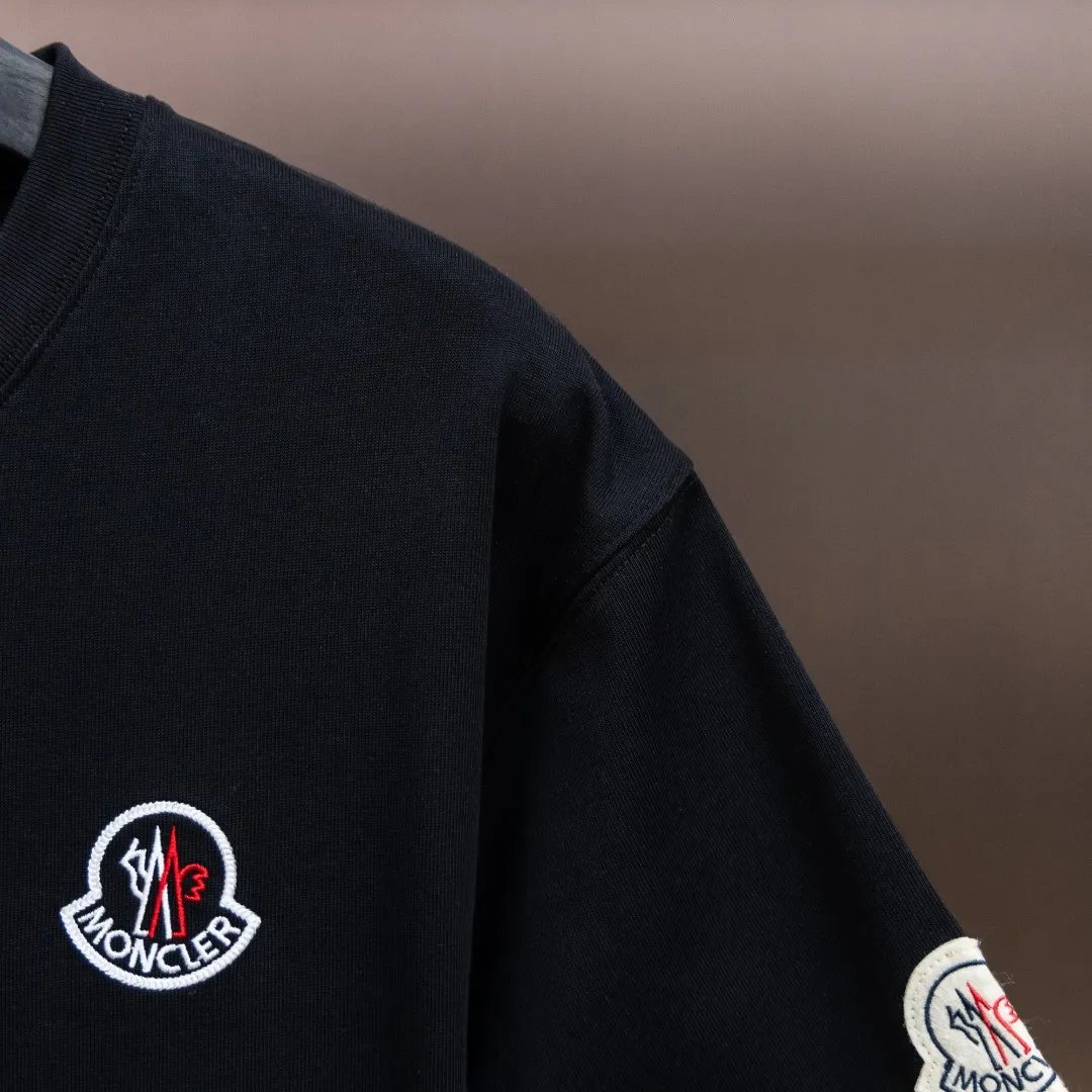 P200 Moncler2025 new early spring new men's and women's 👫 short-sleeved T-shirt, on sale at the counter at the same time! Customized exclusive 340-gram pure cotton fabric, customized original craft threads, and heavy-duty letter logo craft design on the chest! Simple and elegant, easy to match and versatile, extremely high-grade, perfectly integrated into fashion and style, it is a top-notch fashionable style that is perfect for outer wear! The whole thing gives people a natural feeling! The ultimate classic versatile short-sleeved T-shirt, designed with the latest three-dimensional letter logo graphic elements! The ultimate heavy work, the ultimate perfection! Fans who pursue high quality should rush to buy it by themselves, and we sincerely invite all fans who know the goods to appreciate this model together! ! Color: Black White Size: S-XXL