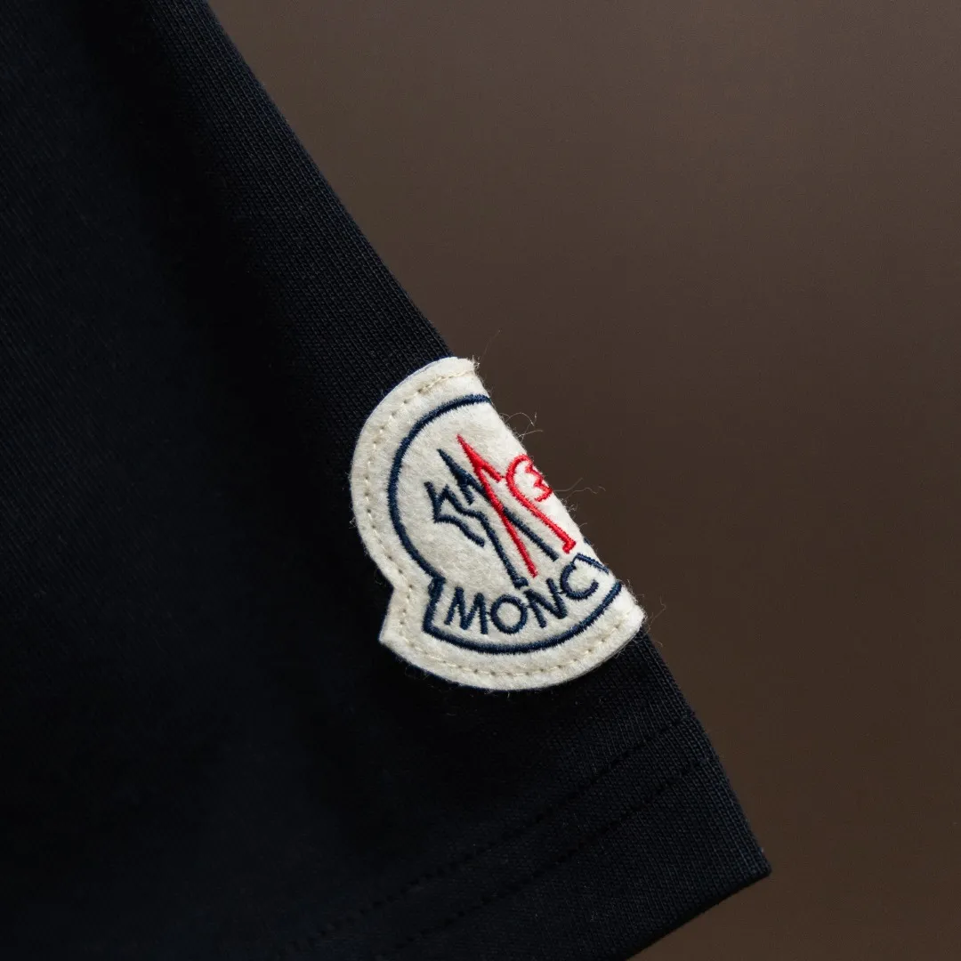 P200 Moncler2025 new early spring new men's and women's 👫 short-sleeved T-shirt, on sale at the counter at the same time! Customized exclusive 340-gram pure cotton fabric, customized original craft threads, and heavy-duty letter logo craft design on the chest! Simple and elegant, easy to match and versatile, extremely high-grade, perfectly integrated into fashion and style, it is a top-notch fashionable style that is perfect for outer wear! The whole thing gives people a natural feeling! The ultimate classic versatile short-sleeved T-shirt, designed with the latest three-dimensional letter logo graphic elements! The ultimate heavy work, the ultimate perfection! Fans who pursue high quality should rush to buy it by themselves, and we sincerely invite all fans who know the goods to appreciate this model together! ! Color: Black White Size: S-XXL