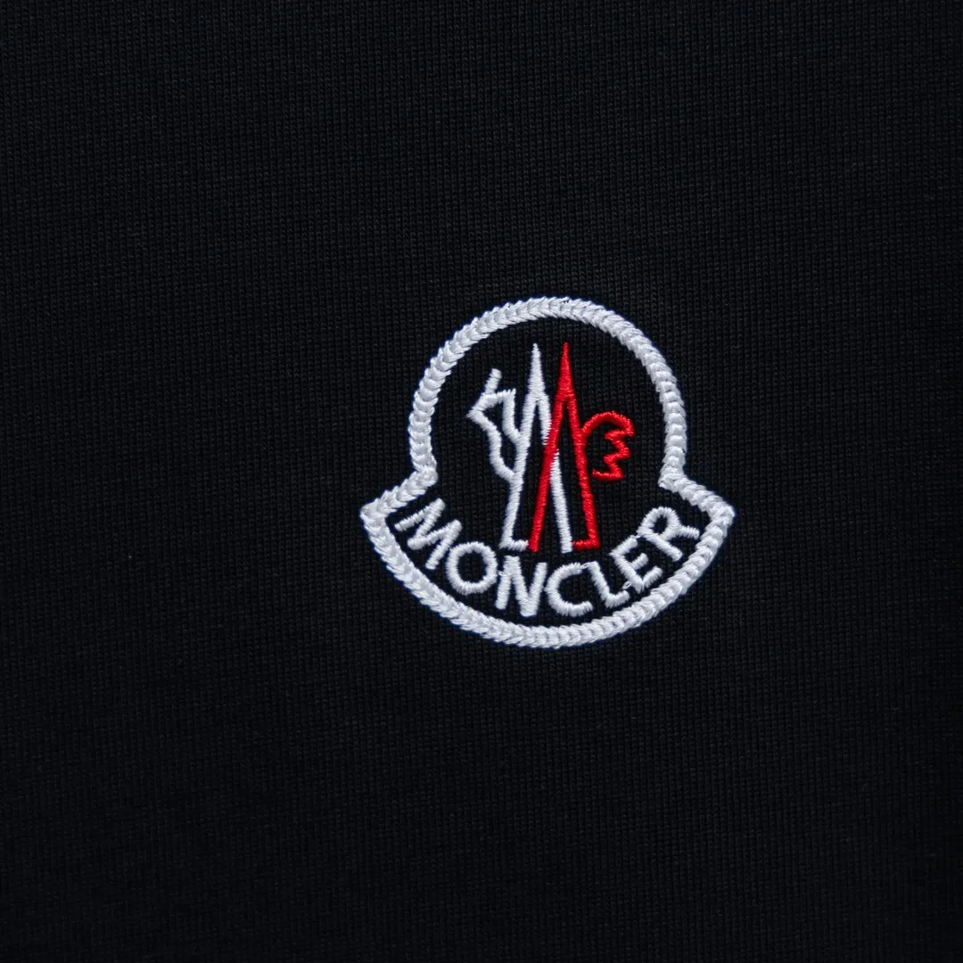 P200 Moncler2025 new early spring new men's and women's 👫 short-sleeved T-shirt, on sale at the counter at the same time! Customized exclusive 340-gram pure cotton fabric, customized original craft threads, and heavy-duty letter logo craft design on the chest! Simple and elegant, easy to match and versatile, extremely high-grade, perfectly integrated into fashion and style, it is a top-notch fashionable style that is perfect for outer wear! The whole thing gives people a natural feeling! The ultimate classic versatile short-sleeved T-shirt, designed with the latest three-dimensional letter logo graphic elements! The ultimate heavy work, the ultimate perfection! Fans who pursue high quality should rush to buy it by themselves, and we sincerely invite all fans who know the goods to appreciate this model together! ! Color: Black White Size: S-XXL