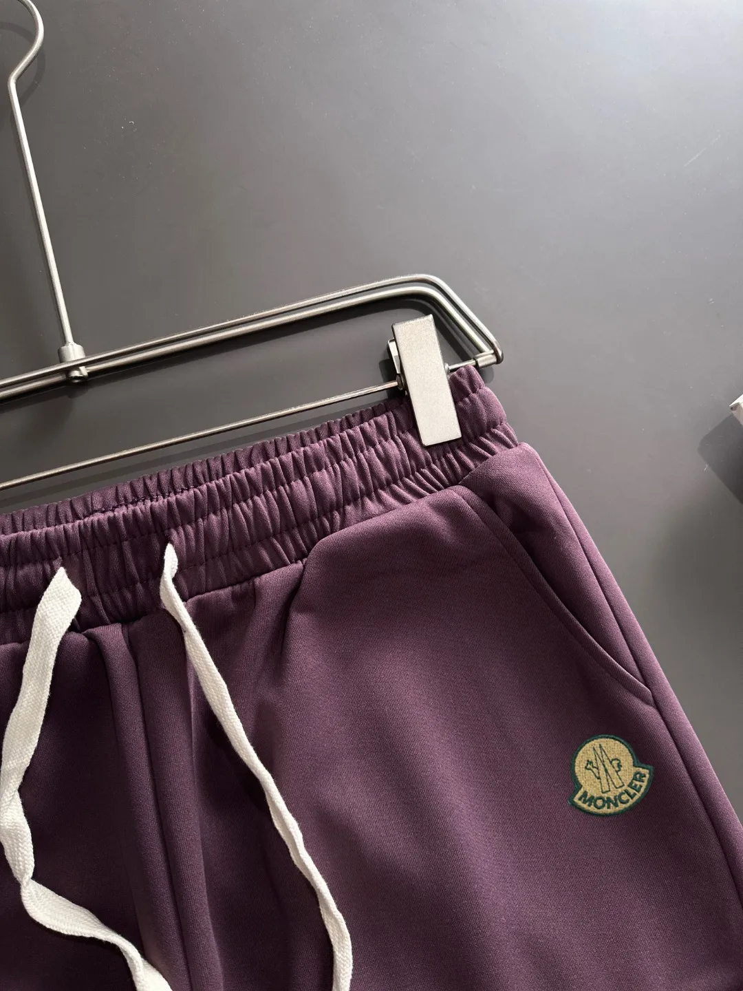 Shipped in 2-3 days P360 MONCLER/Mongolian Exclusive first release of 25ss autumn and winter new high-quality trousers Compare real-life details at will A perfect choice for autumn and winter, a must-have item. Sizes: M to 3XL (please state your height and weight when placing an order)