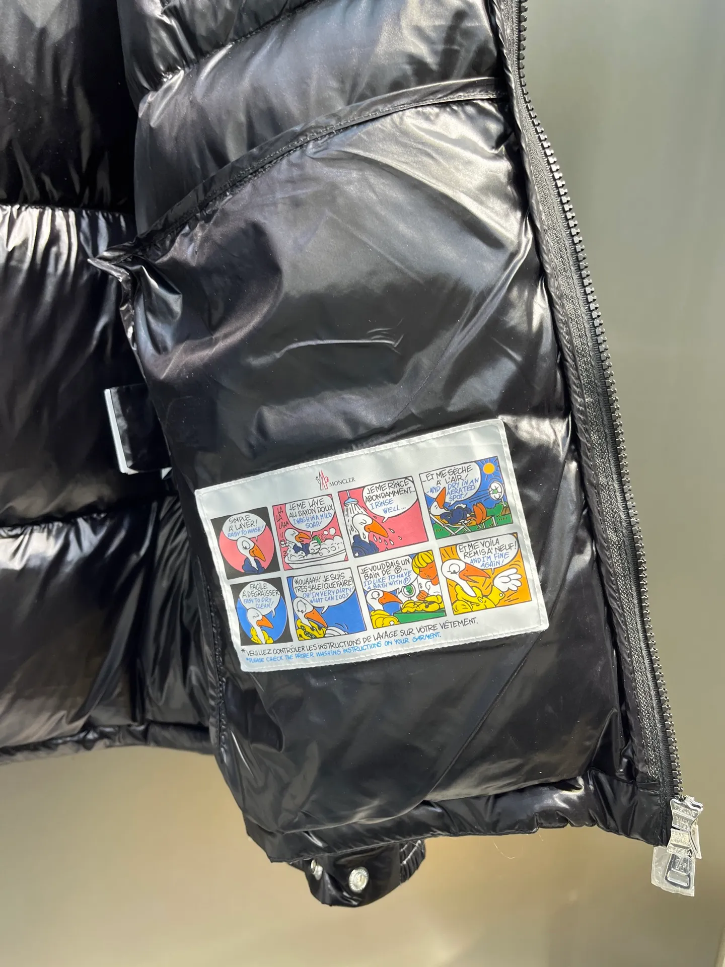P700 moncler🌟 Black Mouth Rainbow Strips🌈 (double zipper, top version comes with handbag) Moncler Moncler Moncler Maya Ribbon Double Zipper Series Classic and versatile down jacket for men and women. There are too many versions on the market, quality and price are proportional. ➖Authentic synchronous anti-counterfeiting chip induction! ➖The high version of the classic series will never be misleading like false goose down! ➖15d nylon fabric lining is of the highest standard, never velvet! ➖The original Velcro is durable, and the accessories and hardware are all custom-made from the original factory, 100% restoring the replica quality! ➖The perfect combination of every link ensures the smoothness of every piece of clothing, the Rolls-Royce of down jackets!   Size: 1-5