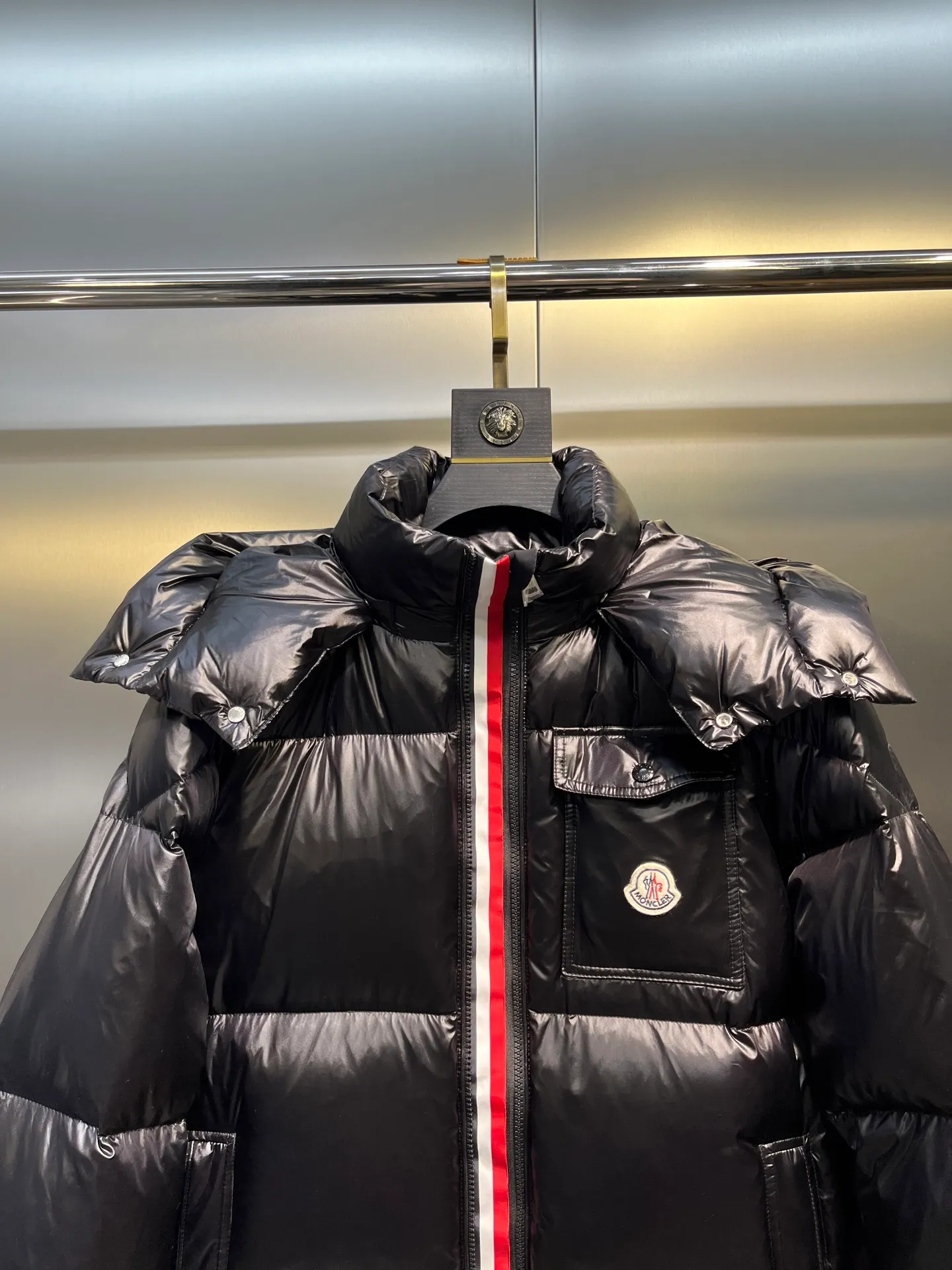 P700 moncler🌟 Black Mouth Rainbow Strips🌈 (double zipper, top version comes with handbag) Moncler Moncler Moncler Maya Ribbon Double Zipper Series Classic and versatile down jacket for men and women. There are too many versions on the market, quality and price are proportional. ➖Authentic synchronous anti-counterfeiting chip induction! ➖The high version of the classic series will never be misleading like false goose down! ➖15d nylon fabric lining is of the highest standard, never velvet! ➖The original Velcro is durable, and the accessories and hardware are all custom-made from the original factory, 100% restoring the replica quality! ➖The perfect combination of every link ensures the smoothness of every piece of clothing, the Rolls-Royce of down jackets!   Size: 1-5