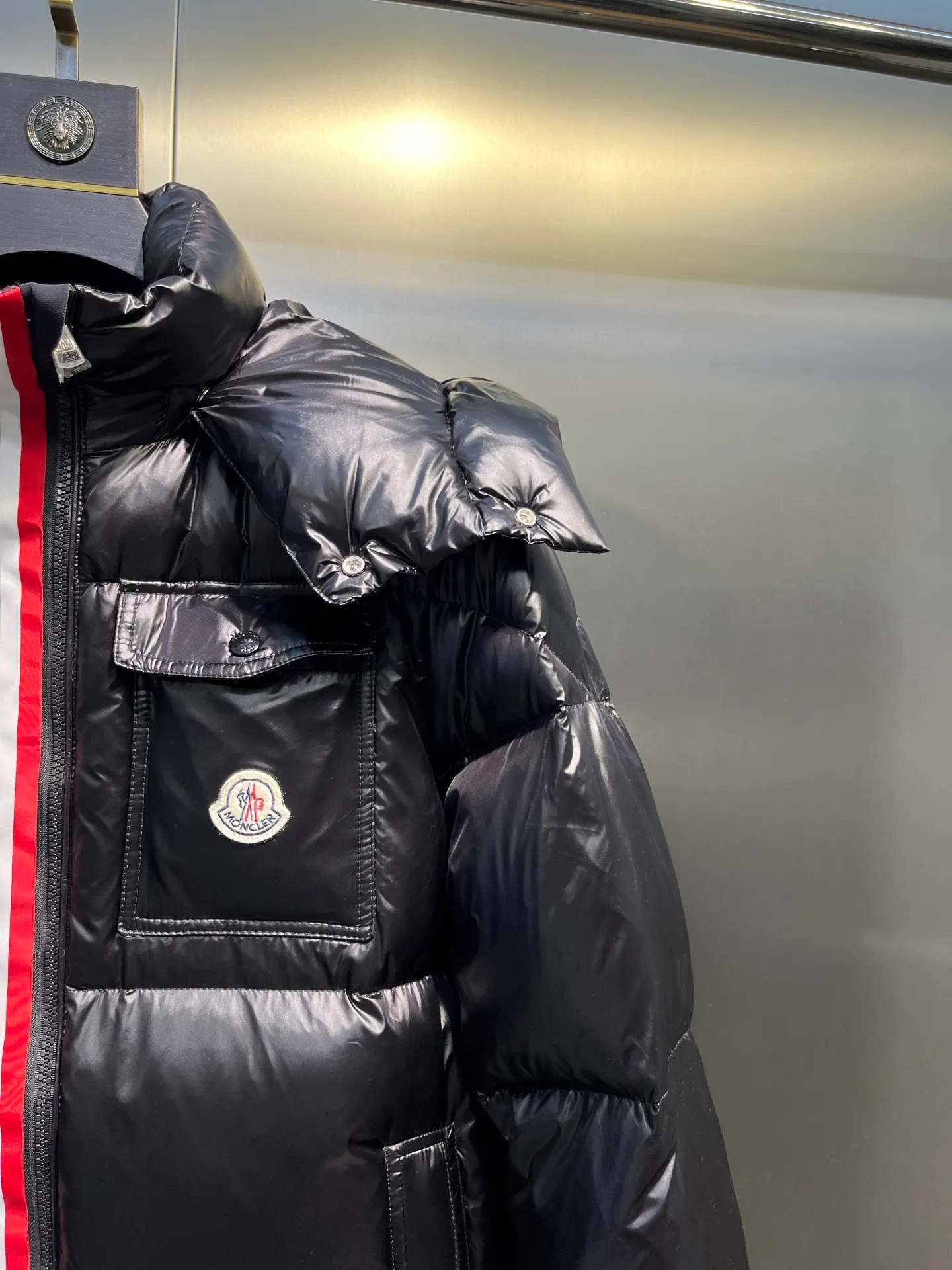 P700 moncler🌟 Black Mouth Rainbow Strips🌈 (double zipper, top version comes with handbag) Moncler Moncler Moncler Maya Ribbon Double Zipper Series Classic and versatile down jacket for men and women. There are too many versions on the market, quality and price are proportional. ➖Authentic synchronous anti-counterfeiting chip induction! ➖The high version of the classic series will never be misleading like false goose down! ➖15d nylon fabric lining is of the highest standard, never velvet! ➖The original Velcro is durable, and the accessories and hardware are all custom-made from the original factory, 100% restoring the replica quality! ➖The perfect combination of every link ensures the smoothness of every piece of clothing, the Rolls-Royce of down jackets!   Size: 1-5