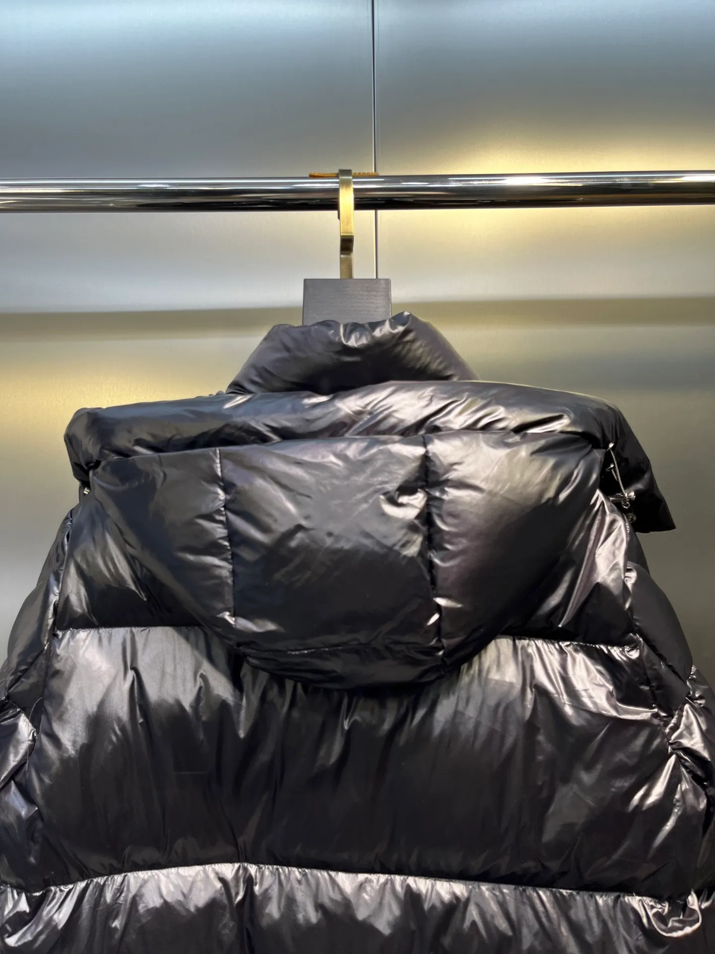 P700 moncler🌟 Black Mouth Rainbow Strips🌈 (double zipper, top version comes with handbag) Moncler Moncler Moncler Maya Ribbon Double Zipper Series Classic and versatile down jacket for men and women. There are too many versions on the market, quality and price are proportional. ➖Authentic synchronous anti-counterfeiting chip induction! ➖The high version of the classic series will never be misleading like false goose down! ➖15d nylon fabric lining is of the highest standard, never velvet! ➖The original Velcro is durable, and the accessories and hardware are all custom-made from the original factory, 100% restoring the replica quality! ➖The perfect combination of every link ensures the smoothness of every piece of clothing, the Rolls-Royce of down jackets!   Size: 1-5