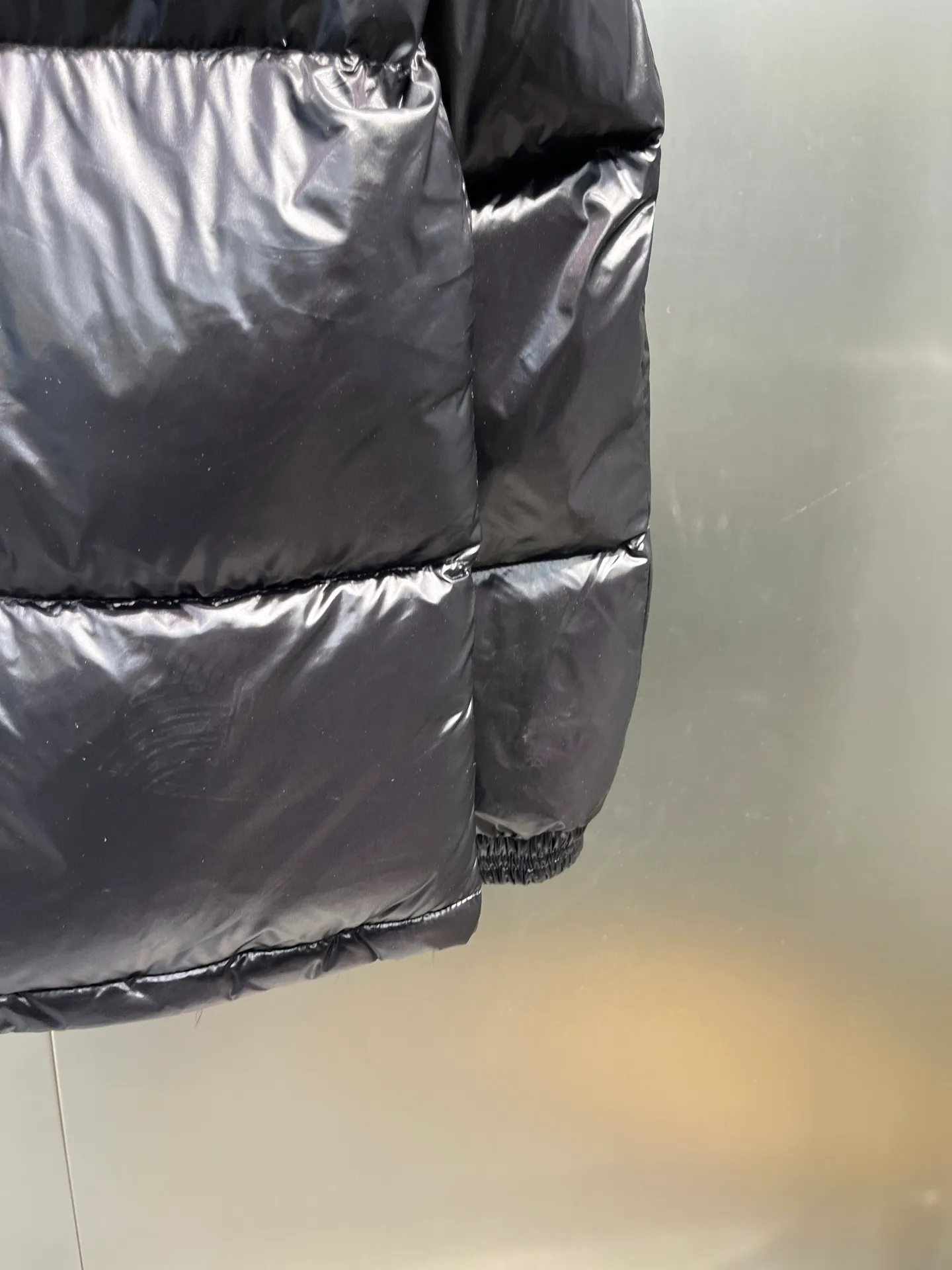 P700 moncler🌟 Black Mouth Rainbow Strips🌈 (double zipper, top version comes with handbag) Moncler Moncler Moncler Maya Ribbon Double Zipper Series Classic and versatile down jacket for men and women. There are too many versions on the market, quality and price are proportional. ➖Authentic synchronous anti-counterfeiting chip induction! ➖The high version of the classic series will never be misleading like false goose down! ➖15d nylon fabric lining is of the highest standard, never velvet! ➖The original Velcro is durable, and the accessories and hardware are all custom-made from the original factory, 100% restoring the replica quality! ➖The perfect combination of every link ensures the smoothness of every piece of clothing, the Rolls-Royce of down jackets!   Size: 1-5