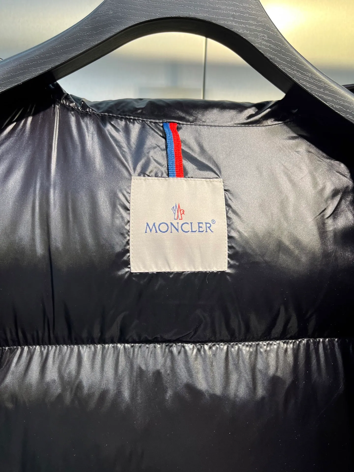 P700 moncler🌟 Black Mouth Rainbow Strips🌈 (double zipper, top version comes with handbag) Moncler Moncler Moncler Maya Ribbon Double Zipper Series Classic and versatile down jacket for men and women. There are too many versions on the market, quality and price are proportional. ➖Authentic synchronous anti-counterfeiting chip induction! ➖The high version of the classic series will never be misleading like false goose down! ➖15d nylon fabric lining is of the highest standard, never velvet! ➖The original Velcro is durable, and the accessories and hardware are all custom-made from the original factory, 100% restoring the replica quality! ➖The perfect combination of every link ensures the smoothness of every piece of clothing, the Rolls-Royce of down jackets!   Size: 1-5
