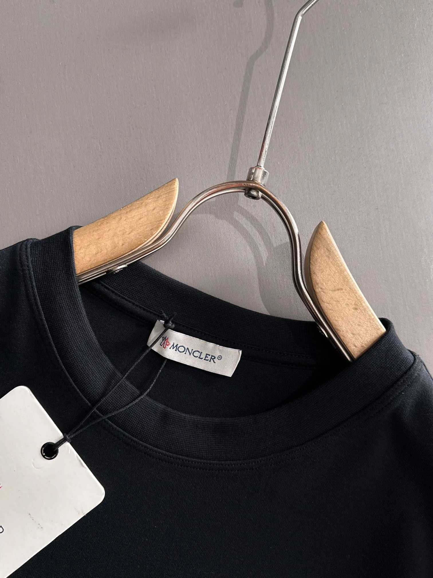 P250 🌸🌸Moncler 2025 new autumn and winter men's round neck long-sleeved T-shirt sweatshirt, super classic design. Simple without any unnecessary cumbersomeness. This style is an indispensable and versatile item for men in autumn and winter. It is made of 340g pure cotton fabric and is made of imported high-quality fabrics. It is super comfortable to wear. The fabric is warm and textured, avant-garde and practical. Exquisite and perfect craftsmanship, the latest official website design, a classic in the fashionable and casual series, the main product in the counter! Craftsmanship: Reproduction of the original! The details are impeccable and the brand element design concept is of high quality. Color: Picture color, complete with three standards! Size:M-xxxL