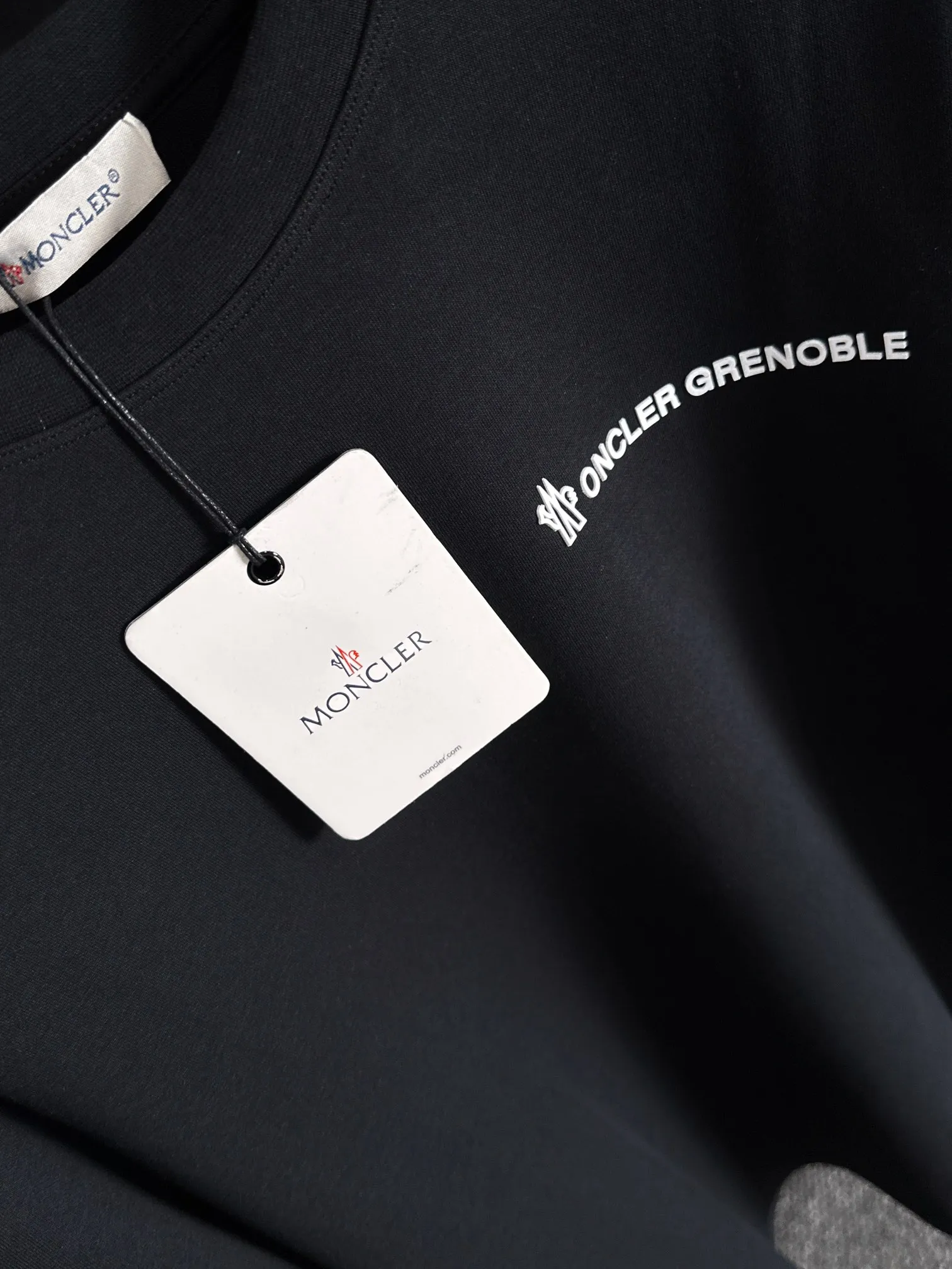 P250 🌸🌸Moncler 2025 new autumn and winter men's round neck long-sleeved T-shirt sweatshirt, super classic design. Simple without any unnecessary cumbersomeness. This style is an indispensable and versatile item for men in autumn and winter. It is made of 340g pure cotton fabric and is made of imported high-quality fabrics. It is super comfortable to wear. The fabric is warm and textured, avant-garde and practical. Exquisite and perfect craftsmanship, the latest official website design, a classic in the fashionable and casual series, the main product in the counter! Craftsmanship: Reproduction of the original! The details are impeccable and the brand element design concept is of high quality. Color: Picture color, complete with three standards! Size:M-xxxL