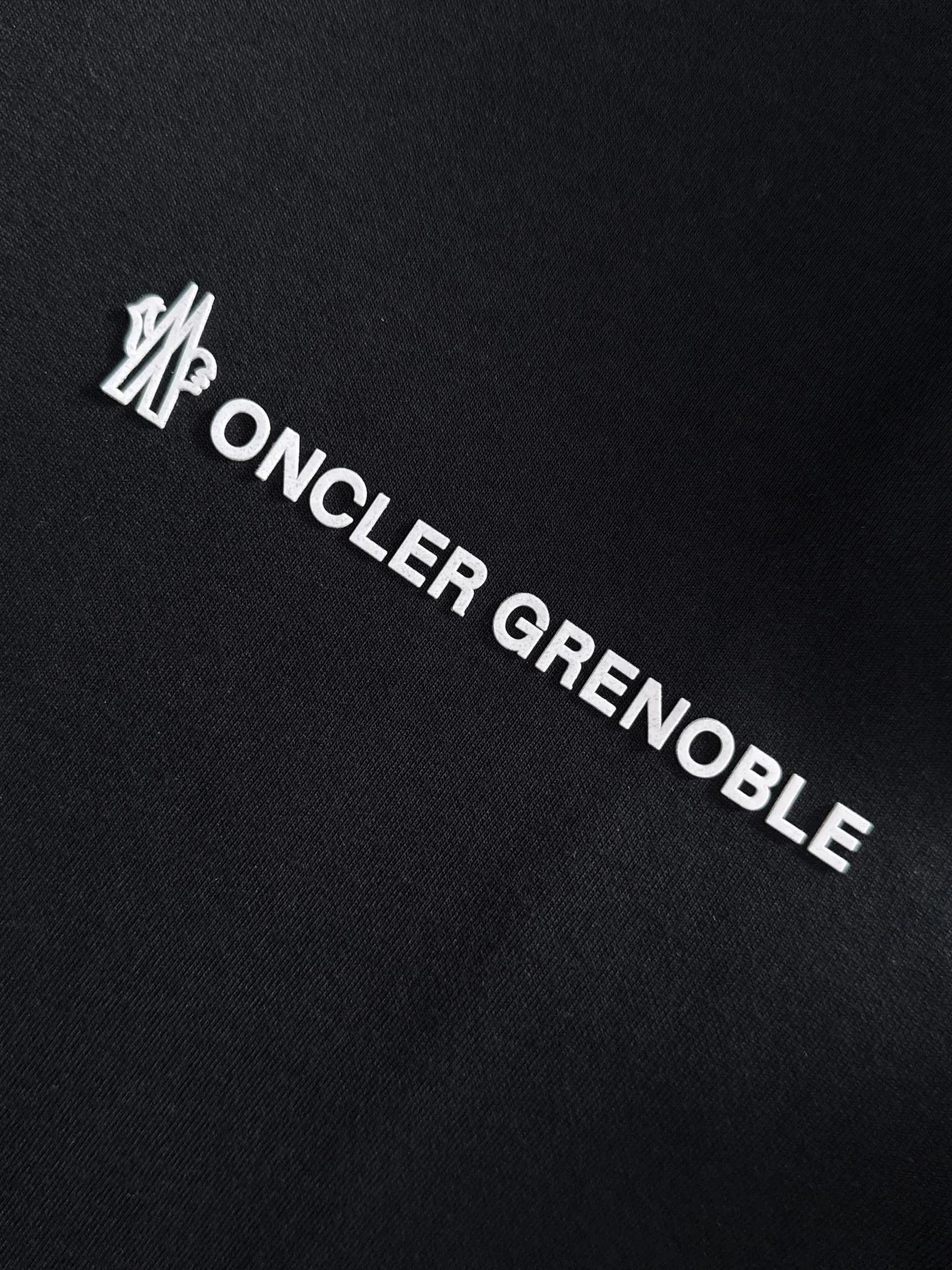 P250 🌸🌸Moncler 2025 new autumn and winter men's round neck long-sleeved T-shirt sweatshirt, super classic design. Simple without any unnecessary cumbersomeness. This style is an indispensable and versatile item for men in autumn and winter. It is made of 340g pure cotton fabric and is made of imported high-quality fabrics. It is super comfortable to wear. The fabric is warm and textured, avant-garde and practical. Exquisite and perfect craftsmanship, the latest official website design, a classic in the fashionable and casual series, the main product in the counter! Craftsmanship: Reproduction of the original! The details are impeccable and the brand element design concept is of high quality. Color: Picture color, complete with three standards! Size:M-xxxL