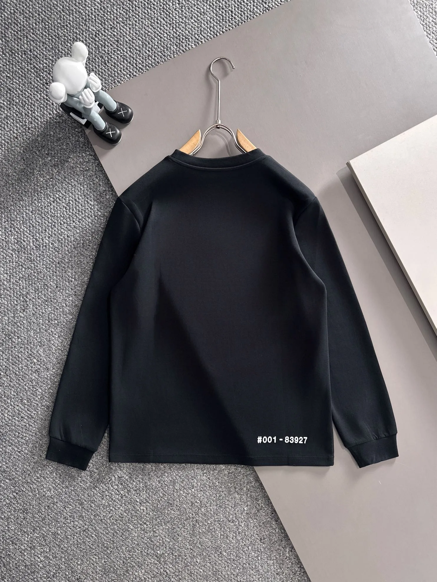 P250 🌸🌸Moncler 2025 new autumn and winter men's round neck long-sleeved T-shirt sweatshirt, super classic design. Simple without any unnecessary cumbersomeness. This style is an indispensable and versatile item for men in autumn and winter. It is made of 340g pure cotton fabric and is made of imported high-quality fabrics. It is super comfortable to wear. The fabric is warm and textured, avant-garde and practical. Exquisite and perfect craftsmanship, the latest official website design, a classic in the fashionable and casual series, the main product in the counter! Craftsmanship: Reproduction of the original! The details are impeccable and the brand element design concept is of high quality. Color: Picture color, complete with three standards! Size:M-xxxL