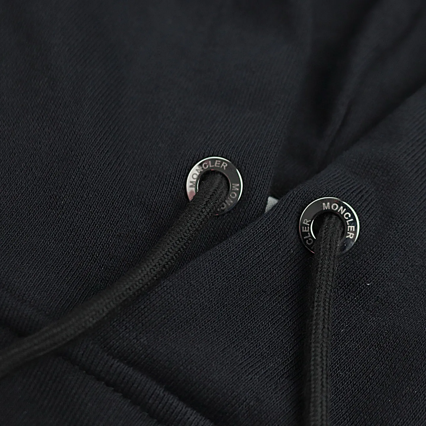 P234 Style number: 856 〈MONCLER〉 Mongolian hooded sweatshirt. The price of the hooded sweatshirt is actually quite advantageous. Those who have been to the counters should know that the price of the hooded sweatshirt is not much cheaper than that of Gucci Burberry. It is just relatively low-key and unwilling to hype. It is a picture that you want to buy or not. It has an arrogant existence... ✅Original custom-made with logo eyelets and hood ✅460g 100% cotton wool-eating fabric OS version is too large ✅Matched with the original high-weight double yarn thread ✅Correct three-needle and five-thread craftsmanship Chain edge Color: Black White Size S M L