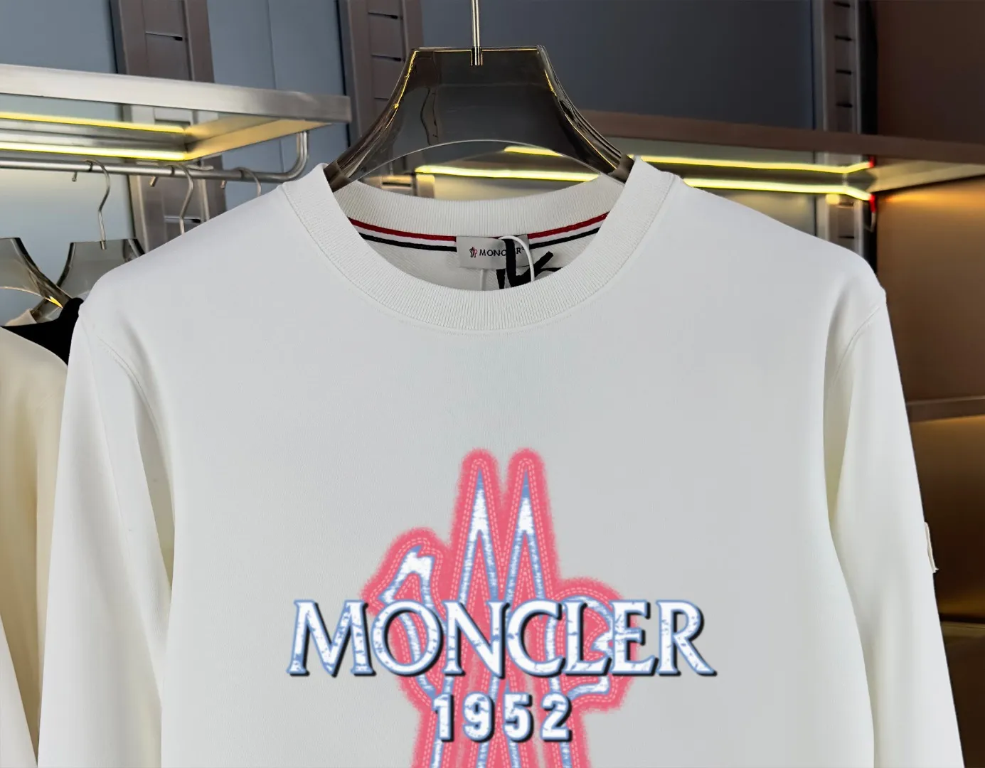 P210 High-version sweatshirt) [Long-term stock] 〖𝐌𝐎𝐍𝐂𝐋𝐄𝐑~Mask〗 Made of 440g heavy-weight fabric. It is different from the market currency. It can be matched with any variety and is properly handsome. 😎The whole dress is made of double waistcoats. The double waistcoats make the whole dress more three-dimensional. Not ordinary factories can do such fine work. 2025 Spring runway version of the T stage, on sale at the counter, round neck terry sweatshirt, high-end double-strand pure cotton, custom-made stretch ribs, dyed in the same vat, complete with three standards, matched with exquisite embroidered LOGO on the chest, simple and advanced, same style for men and women. Color: black, apricot, white, size: S M L XL 2XL