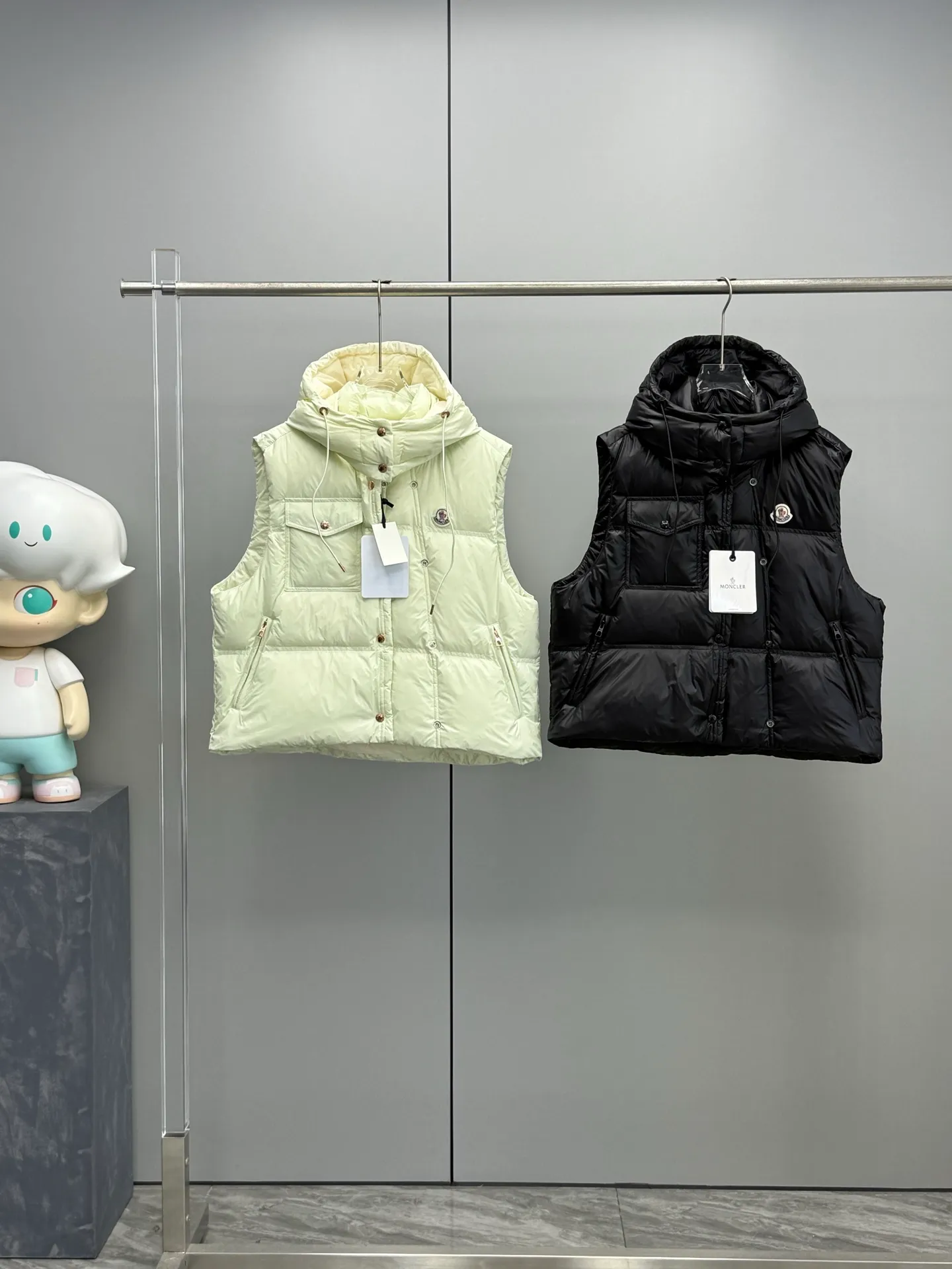 P900 Moncler 2025 new Pario women's hooded down jacket vest [Moncler Pario women's down vest | lightness and temperature, no limits] abandons conventional constraints and reshapes winter aesthetics with the iconic "bread silhouette". A delicate balance of fluffiness and lightness, delivering effortless sophistication with every step. Three-dimensional quilting technology: Continuing the classic, but more full and soft, like clouds close to the body. The hooded design is the finishing touch: taking into account both style and practicality, it can be seen as the wind blows. Loose tailoring philosophy: Pair it with a high-collar knitted or casual shirt to show your calm posture when layered. This is not an ordinary vest, it is a blank space in the winter wardrobe. Color: mint green, black, plum red. Size: S-M-L
