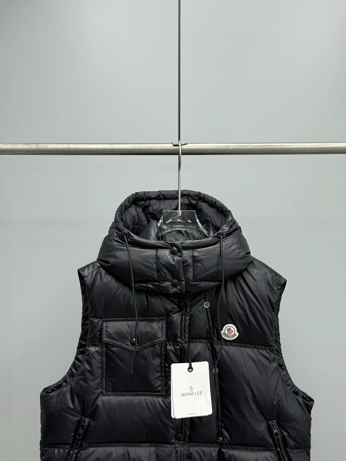 P900 Moncler 2025 new Pario women's hooded down jacket vest [Moncler Pario women's down vest | lightness and temperature, no limits] abandons conventional constraints and reshapes winter aesthetics with the iconic "bread silhouette". A delicate balance of fluffiness and lightness, delivering effortless sophistication with every step. Three-dimensional quilting technology: Continuing the classic, but more full and soft, like clouds close to the body. The hooded design is the finishing touch: taking into account both style and practicality, it can be seen as the wind blows. Loose tailoring philosophy: Pair it with a high-collar knitted or casual shirt to show your calm posture when layered. This is not an ordinary vest, it is a blank space in the winter wardrobe. Color: mint green, black, plum red. Size: S-M-L