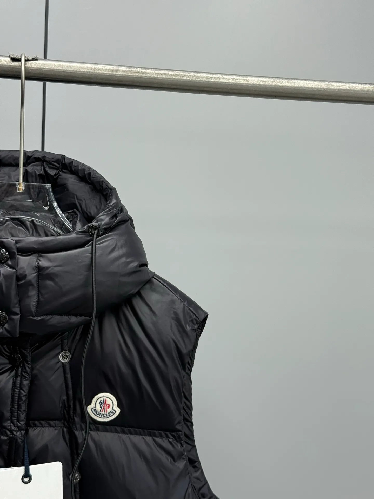 P900 Moncler 2025 new Pario women's hooded down jacket vest [Moncler Pario women's down vest | lightness and temperature, no limits] abandons conventional constraints and reshapes winter aesthetics with the iconic "bread silhouette". A delicate balance of fluffiness and lightness, delivering effortless sophistication with every step. Three-dimensional quilting technology: Continuing the classic, but more full and soft, like clouds close to the body. The hooded design is the finishing touch: taking into account both style and practicality, it can be seen as the wind blows. Loose tailoring philosophy: Pair it with a high-collar knitted or casual shirt to show your calm posture when layered. This is not an ordinary vest, it is a blank space in the winter wardrobe. Color: mint green, black, plum red. Size: S-M-L
