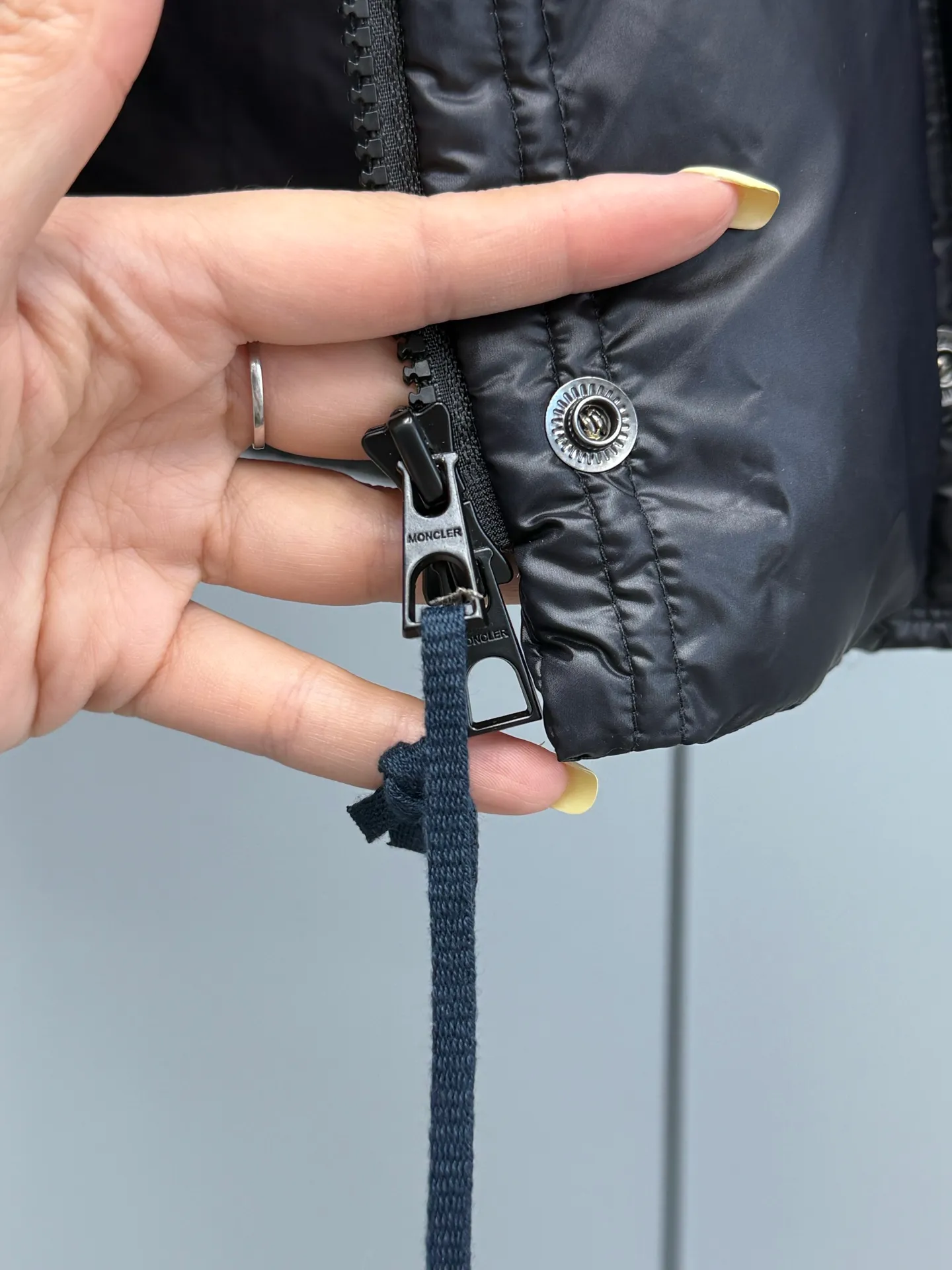 P900 Moncler 2025 new Pario women's hooded down jacket vest [Moncler Pario women's down vest | lightness and temperature, no limits] abandons conventional constraints and reshapes winter aesthetics with the iconic "bread silhouette". A delicate balance of fluffiness and lightness, delivering effortless sophistication with every step. Three-dimensional quilting technology: Continuing the classic, but more full and soft, like clouds close to the body. The hooded design is the finishing touch: taking into account both style and practicality, it can be seen as the wind blows. Loose tailoring philosophy: Pair it with a high-collar knitted or casual shirt to show your calm posture when layered. This is not an ordinary vest, it is a blank space in the winter wardrobe. Color: mint green, black, plum red. Size: S-M-L