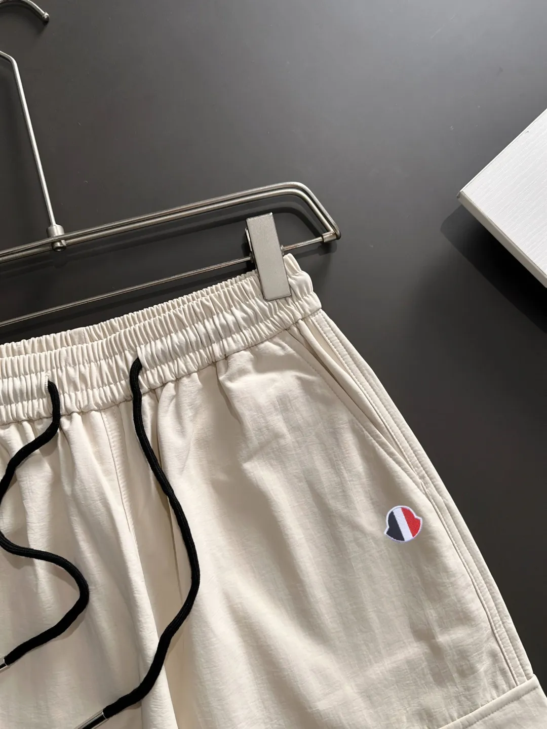 Next day shipment P360 MONCLER/Mongoose Exclusive first release of 25ss autumn and winter new high-quality trousers Compare real-life details at will A perfect choice for autumn and winter, a must-have item. Sizes: M to 3XL (please state your height and weight when placing an order)