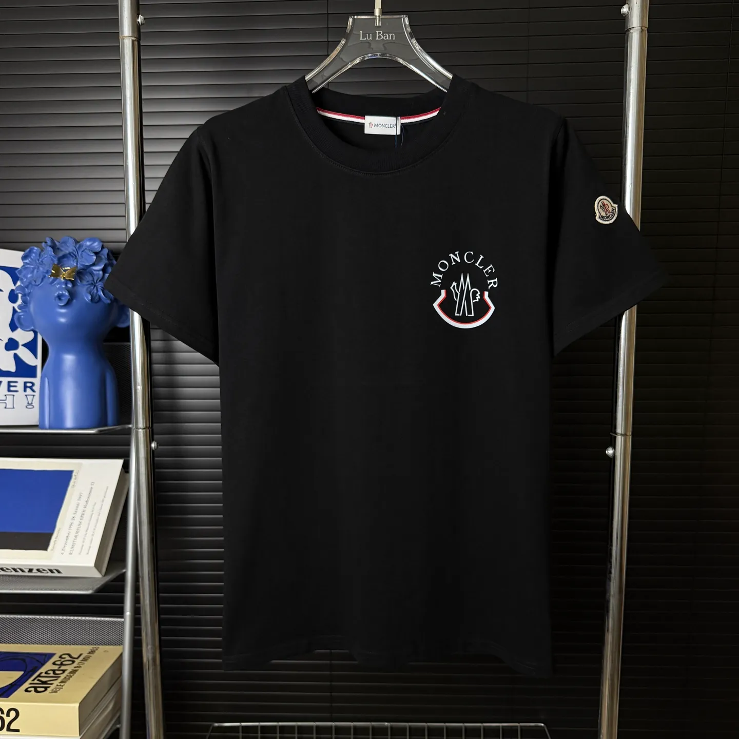 P170 A243 (Long-term replenishment, arrival the next day) MONCLER/mask color matching two-color letter LOGO round neck short-sleeved T-shirt exclusive first launch high-definition The fabric is made of 300 grams of heavyweight pure cotton, customized with 32 counts of double thread, and washed twice for ready-to-wear. The fabric is comfortable and skin-friendly. It is custom-dyed fabric with high textile density and good drape. It is not easy to deform or shrink. The thick texture and compact spinning process will not affect the breathability of the fabric. The color saturation is very high. Imported Tajima embroidery technology has a good upper body effect. It is a versatile and good-looking short sleeve. The loose version covers the flesh and makes you slim. Size: S~XL Color: white black