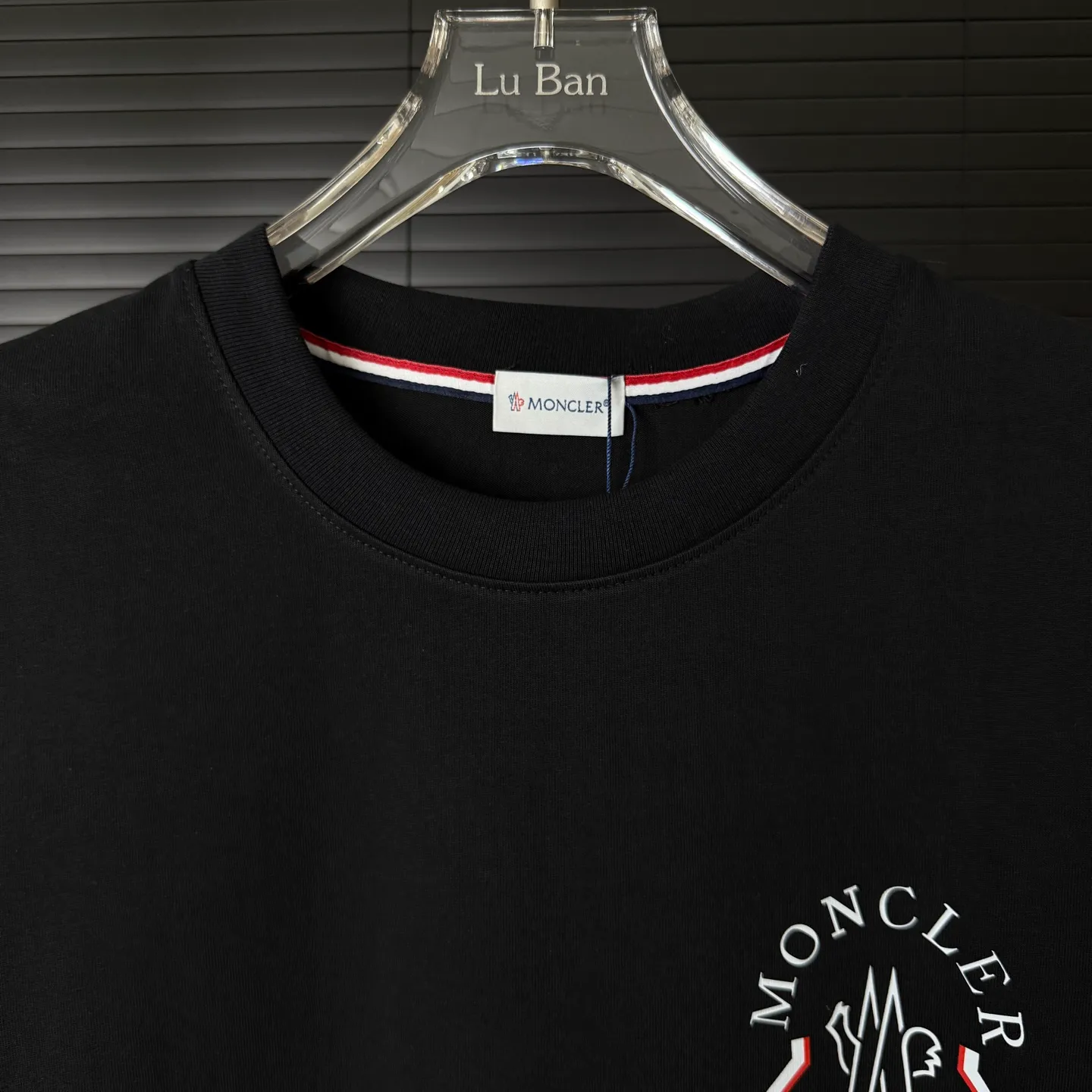 P170 A243 (Long-term replenishment, arrival the next day) MONCLER/mask color matching two-color letter LOGO round neck short-sleeved T-shirt exclusive first launch high-definition The fabric is made of 300 grams of heavyweight pure cotton, customized with 32 counts of double thread, and washed twice for ready-to-wear. The fabric is comfortable and skin-friendly. It is custom-dyed fabric with high textile density and good drape. It is not easy to deform or shrink. The thick texture and compact spinning process will not affect the breathability of the fabric. The color saturation is very high. Imported Tajima embroidery technology has a good upper body effect. It is a versatile and good-looking short sleeve. The loose version covers the flesh and makes you slim. Size: S~XL Color: white black