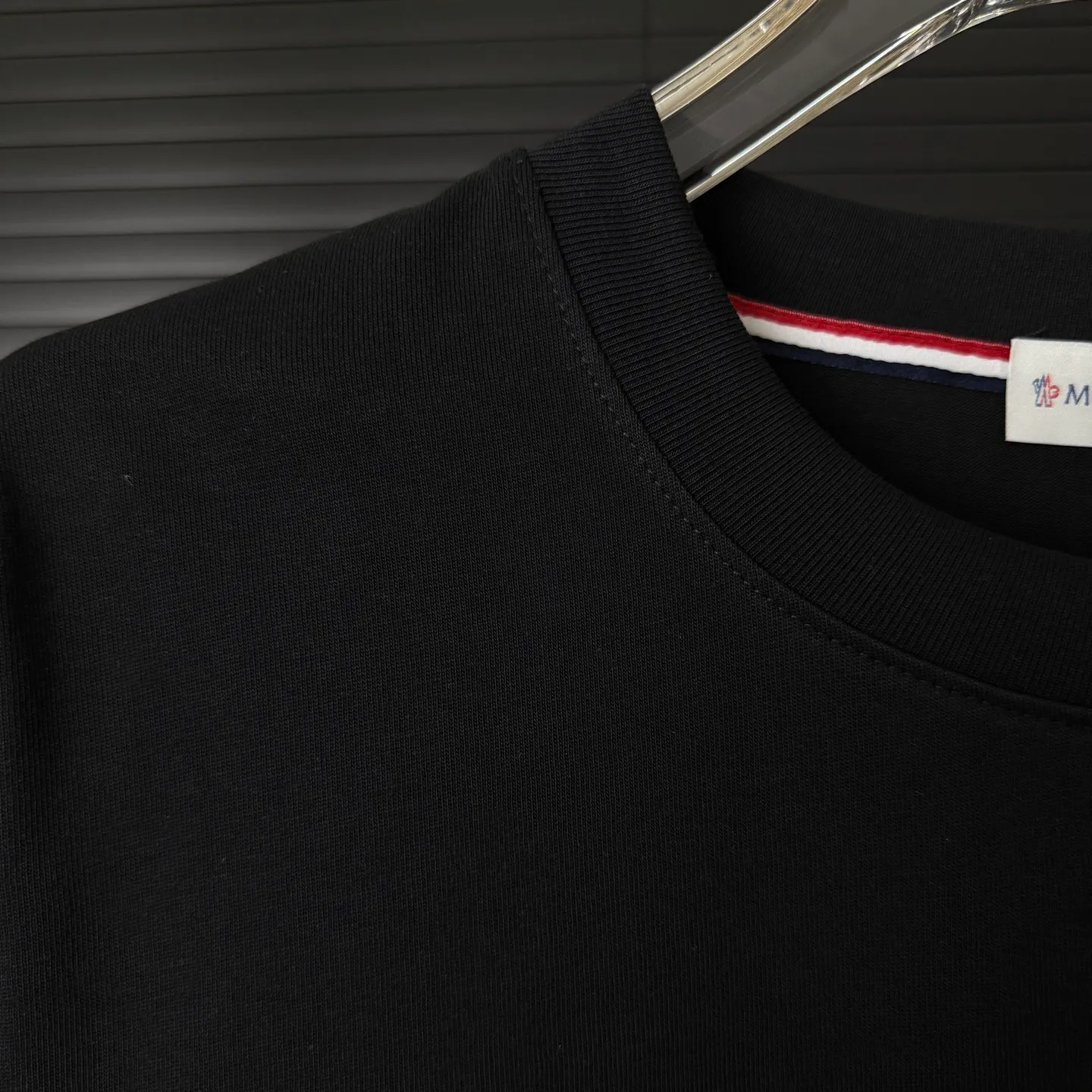 P170 A243 (Long-term replenishment, arrival the next day) MONCLER/mask color matching two-color letter LOGO round neck short-sleeved T-shirt exclusive first launch high-definition The fabric is made of 300 grams of heavyweight pure cotton, customized with 32 counts of double thread, and washed twice for ready-to-wear. The fabric is comfortable and skin-friendly. It is custom-dyed fabric with high textile density and good drape. It is not easy to deform or shrink. The thick texture and compact spinning process will not affect the breathability of the fabric. The color saturation is very high. Imported Tajima embroidery technology has a good upper body effect. It is a versatile and good-looking short sleeve. The loose version covers the flesh and makes you slim. Size: S~XL Color: white black