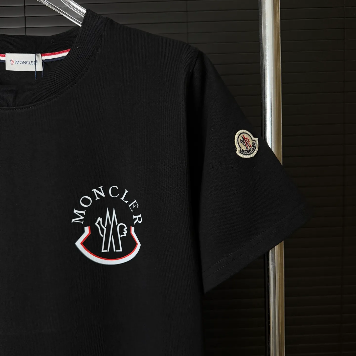 P170 A243 (Long-term replenishment, arrival the next day) MONCLER/mask color matching two-color letter LOGO round neck short-sleeved T-shirt exclusive first launch high-definition The fabric is made of 300 grams of heavyweight pure cotton, customized with 32 counts of double thread, and washed twice for ready-to-wear. The fabric is comfortable and skin-friendly. It is custom-dyed fabric with high textile density and good drape. It is not easy to deform or shrink. The thick texture and compact spinning process will not affect the breathability of the fabric. The color saturation is very high. Imported Tajima embroidery technology has a good upper body effect. It is a versatile and good-looking short sleeve. The loose version covers the flesh and makes you slim. Size: S~XL Color: white black