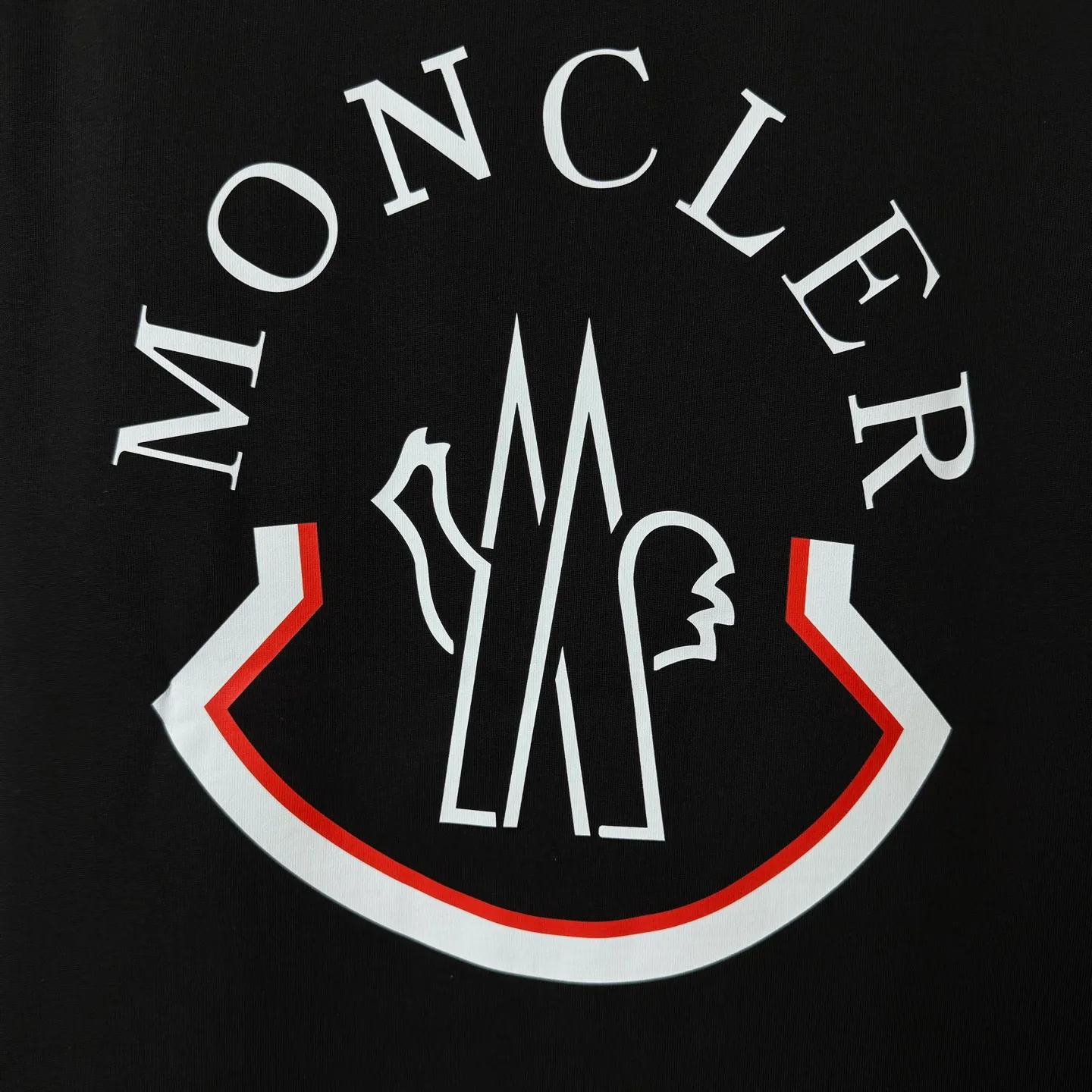 P170 A243 (Long-term replenishment, arrival the next day) MONCLER/mask color matching two-color letter LOGO round neck short-sleeved T-shirt exclusive first launch high-definition The fabric is made of 300 grams of heavyweight pure cotton, customized with 32 counts of double thread, and washed twice for ready-to-wear. The fabric is comfortable and skin-friendly. It is custom-dyed fabric with high textile density and good drape. It is not easy to deform or shrink. The thick texture and compact spinning process will not affect the breathability of the fabric. The color saturation is very high. Imported Tajima embroidery technology has a good upper body effect. It is a versatile and good-looking short sleeve. The loose version covers the flesh and makes you slim. Size: S~XL Color: white black